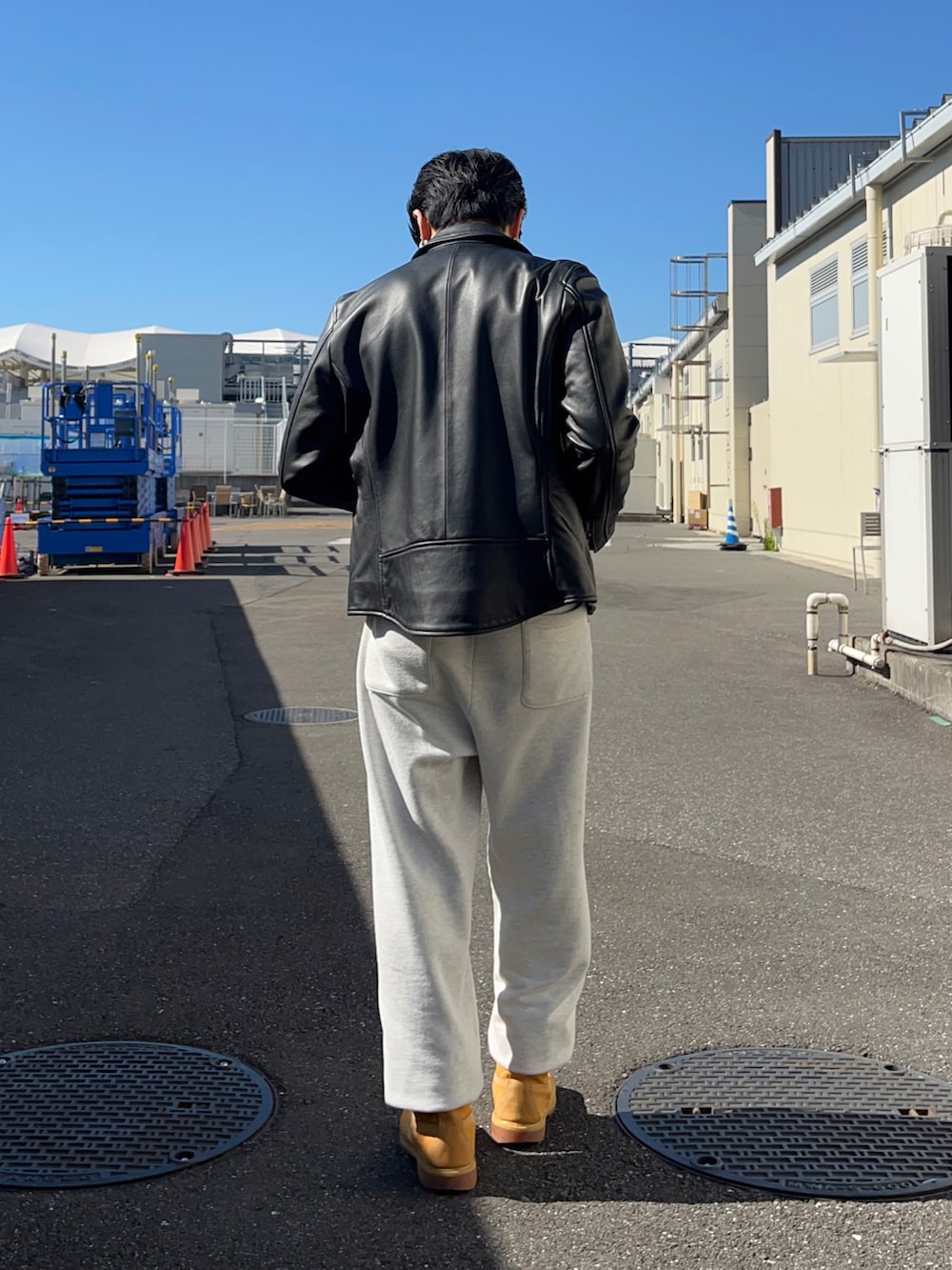 ブラック系のライダースジャケット、グレー系のスウェットパンツ、グレー系のTシャツ/カットソーを着用したメンズの秋コーディネートの3枚目の写真