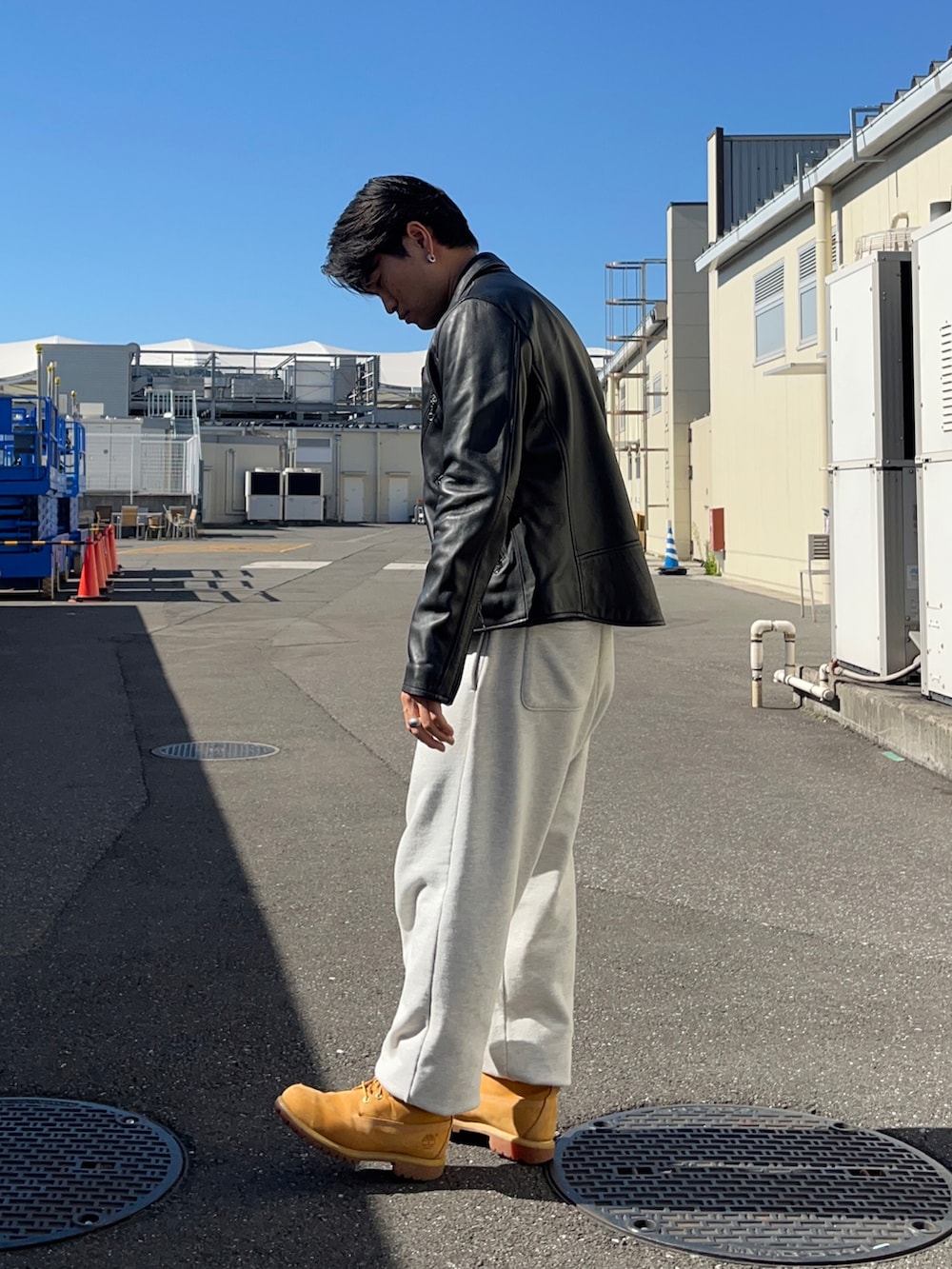 ブラック系のライダースジャケット、グレー系のスウェットパンツ、グレー系のTシャツ/カットソーを着用したメンズの秋コーディネートの2枚目の写真