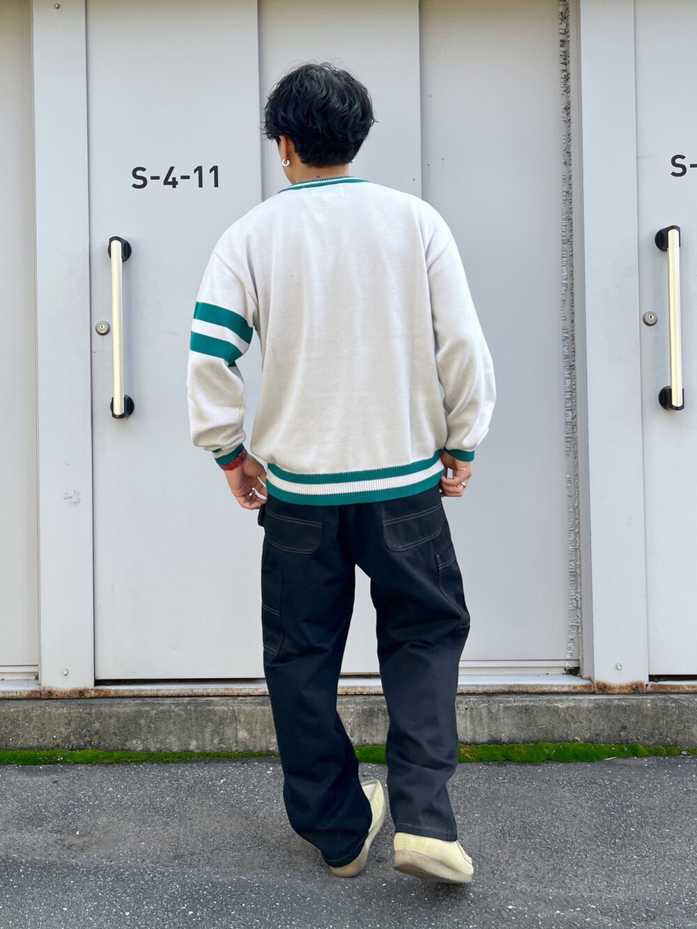 ブラック系のその他パンツ、ホワイト系のニット/セーターを着用したメンズの冬コーディネートの3枚目の写真