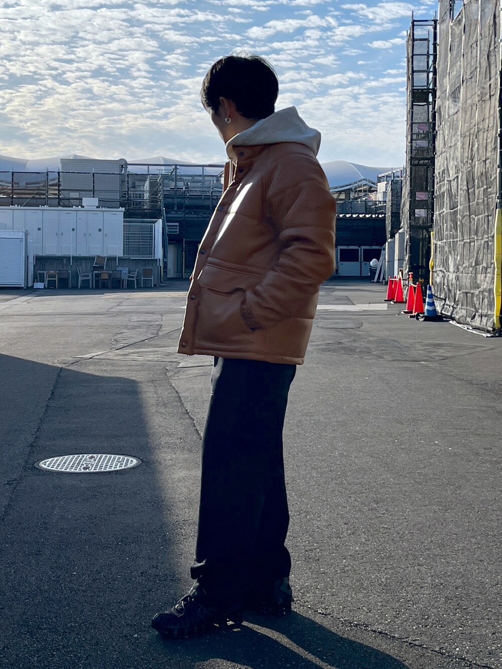 ブラウン系のジャケット/アウター、ベージュ系のパーカー、ブラック系のパンツを着用したメンズの秋コーディネートの2枚目の写真