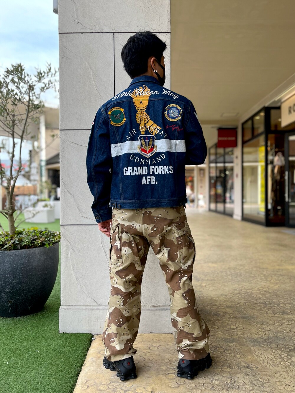 ブルー系のデニムジャケット、グレー系のTシャツ/カットソー、その他のカーゴパンツを着用したメンズの春コーディネートの2枚目の写真