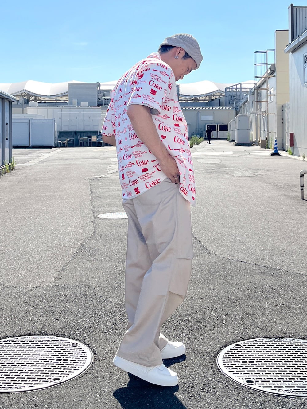 ホワイト系のシャツ/ブラウス、ベージュ系のその他パンツ、ホワイト系のスニーカーを着用したメンズの夏コーディネートの3枚目の写真