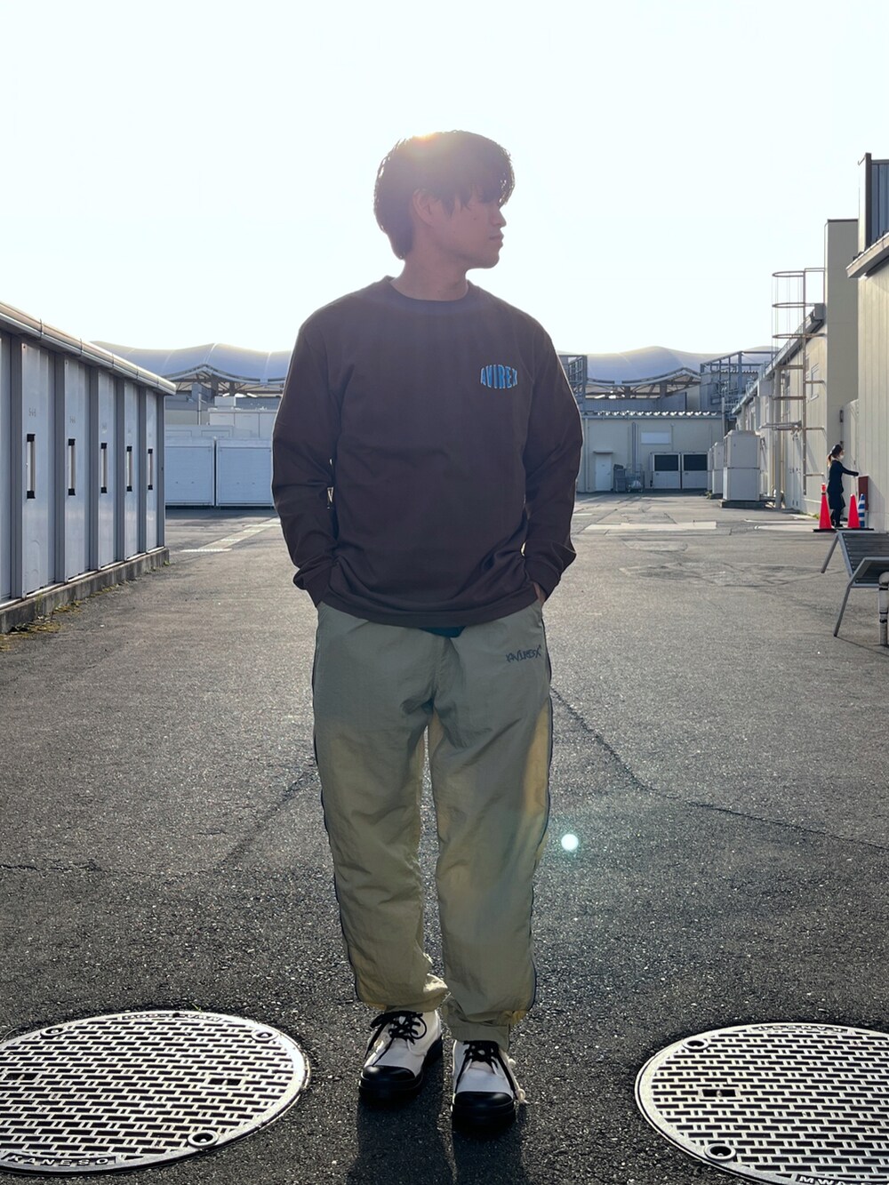 ブラウン系のTシャツ/カットソー、ベージュ系のその他パンツ、ホワイト系のブーツを着用したメンズの春コーディネートの2枚目の写真