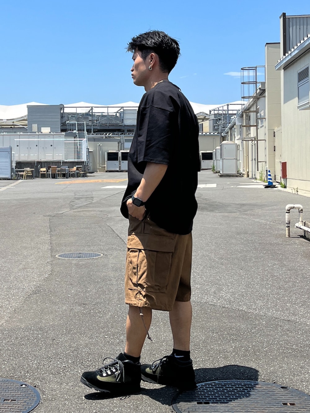 「AVIREX、大人カジュアル、アビレックス、シンプルコーデ、夏コーデ、アヴィレックス(AVIREX)、アヴィレックス、AVIREX DEPOT、アビレックス(AVIREX)、アビレックスデポ」｜「AVIREXのアイテム（Tシャツ/カットソー、ブラック系）」を使った、wasabiさん（メンズ・168cm）の夏コーディネートの2枚目の写真
