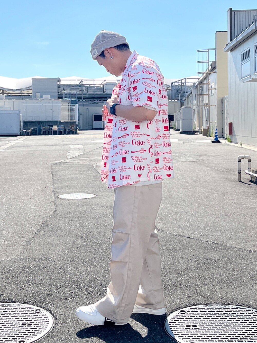 ホワイト系のシャツ/ブラウス、ベージュ系のその他パンツ、ホワイト系のスニーカーを着用したメンズの夏コーディネートの2枚目の写真