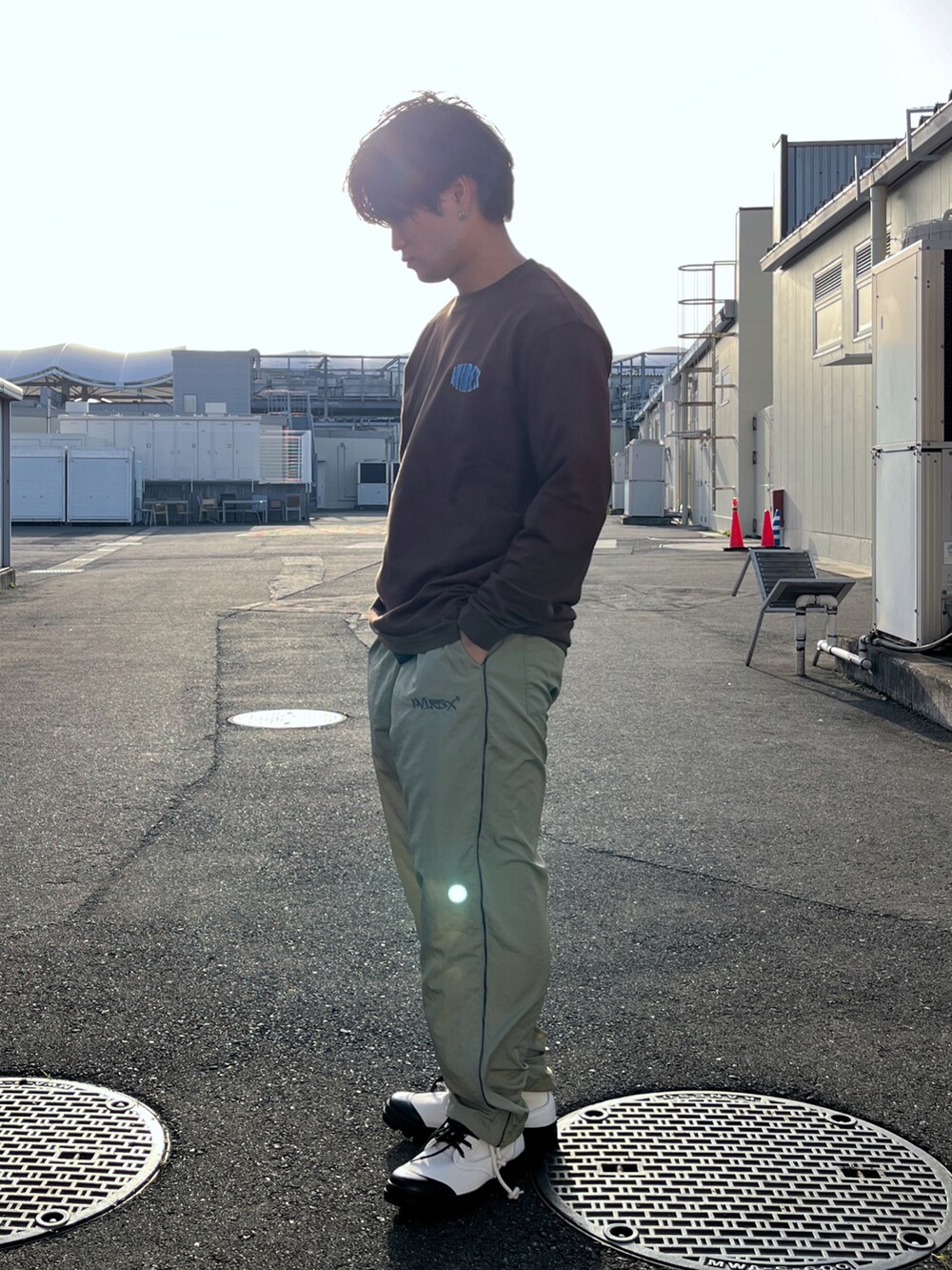 ブラウン系のTシャツ/カットソー、ベージュ系のその他パンツ、ホワイト系のブーツを着用したメンズの春コーディネートの4枚目の写真