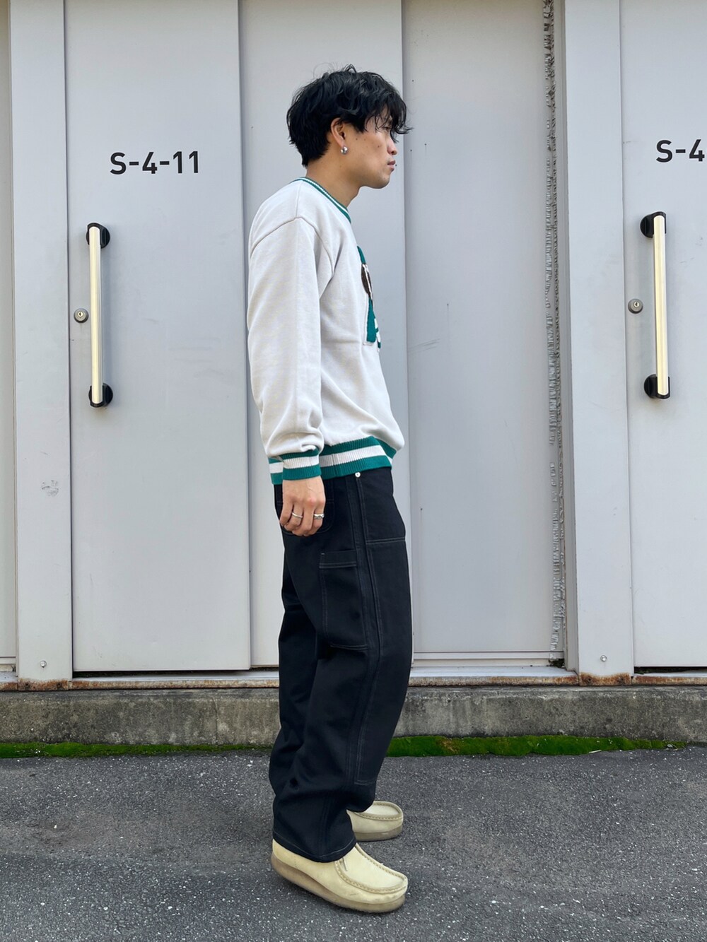 ブラック系のその他パンツ、ホワイト系のニット/セーターを着用したメンズの冬コーディネートの2枚目の写真