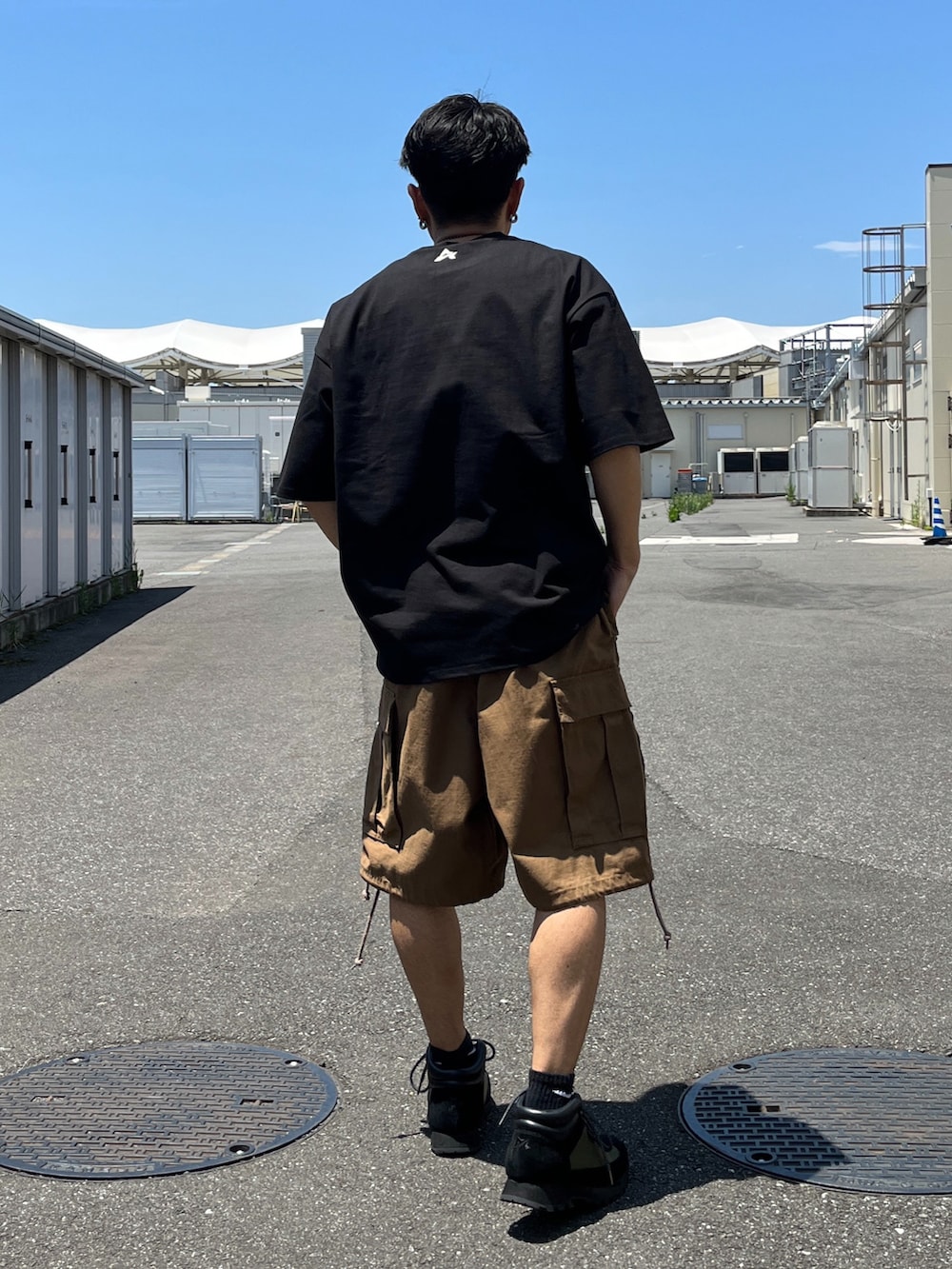 「AVIREX、大人カジュアル、アビレックス、シンプルコーデ、夏コーデ、アヴィレックス(AVIREX)、アヴィレックス、AVIREX DEPOT、アビレックス(AVIREX)、アビレックスデポ」｜「AVIREXのアイテム（Tシャツ/カットソー、ブラック系）」を使った、wasabiさん（メンズ・168cm）の夏コーディネートの3枚目の写真