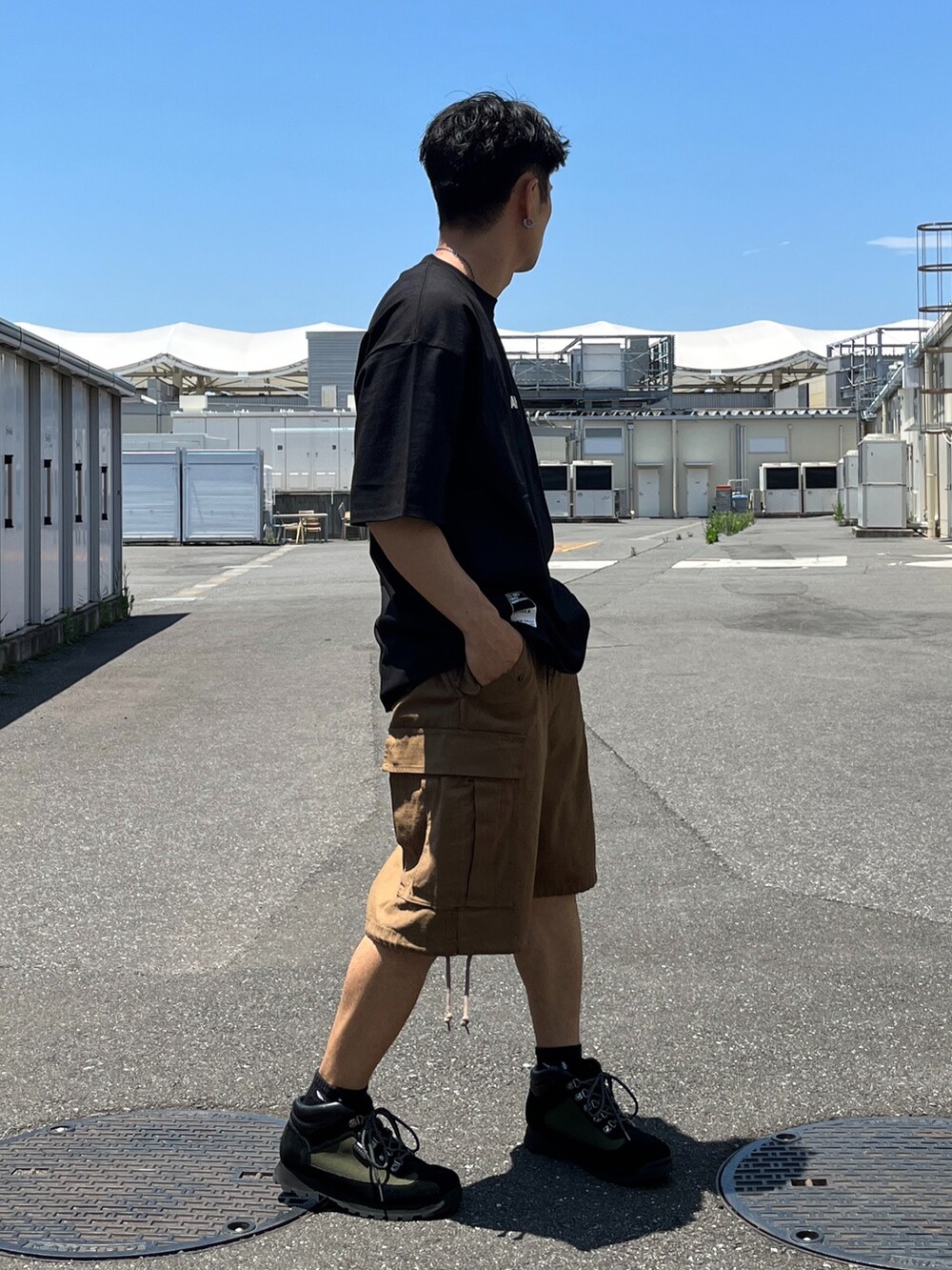 「AVIREX、大人カジュアル、アビレックス、シンプルコーデ、夏コーデ、アヴィレックス(AVIREX)、アヴィレックス、AVIREX DEPOT、アビレックス(AVIREX)、アビレックスデポ」｜「AVIREXのアイテム（Tシャツ/カットソー、ブラック系）」を使った、wasabiさん（メンズ・168cm）の夏コーディネートの4枚目の写真