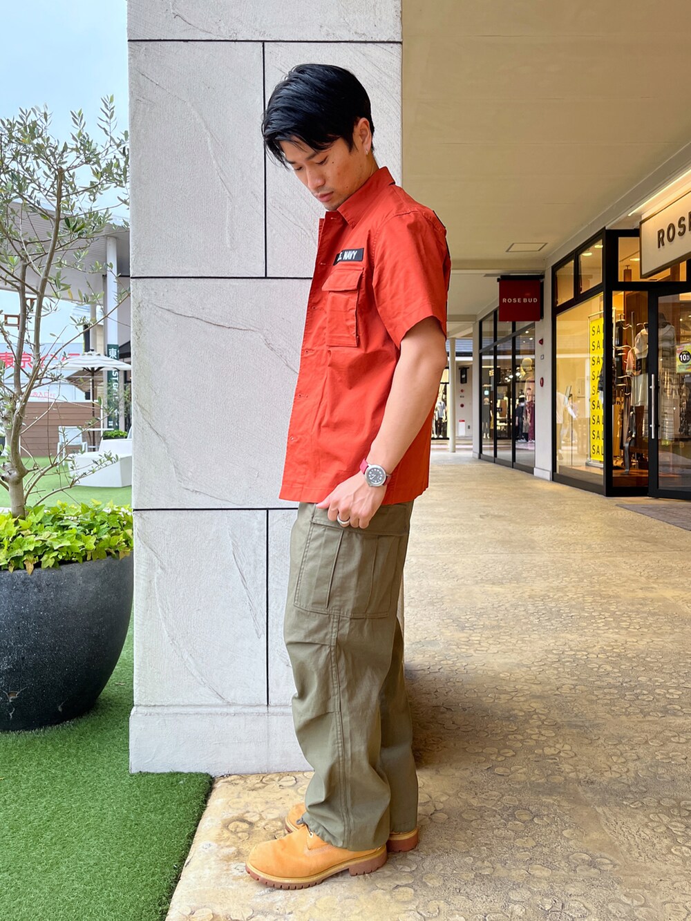 オレンジ系のシャツ/ブラウス、グリーン系のカーゴパンツを着用したメンズの夏コーディネートの4枚目の写真