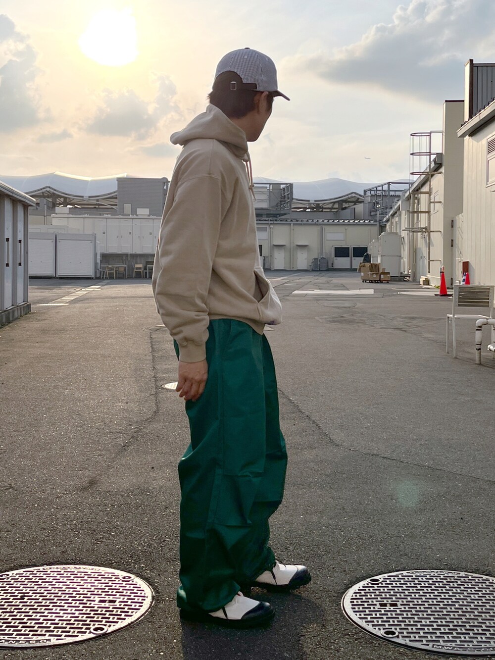 ベージュ系のパーカー、グリーン系のその他パンツ、ホワイト系のブーツを着用したメンズの春コーディネートの4枚目の写真