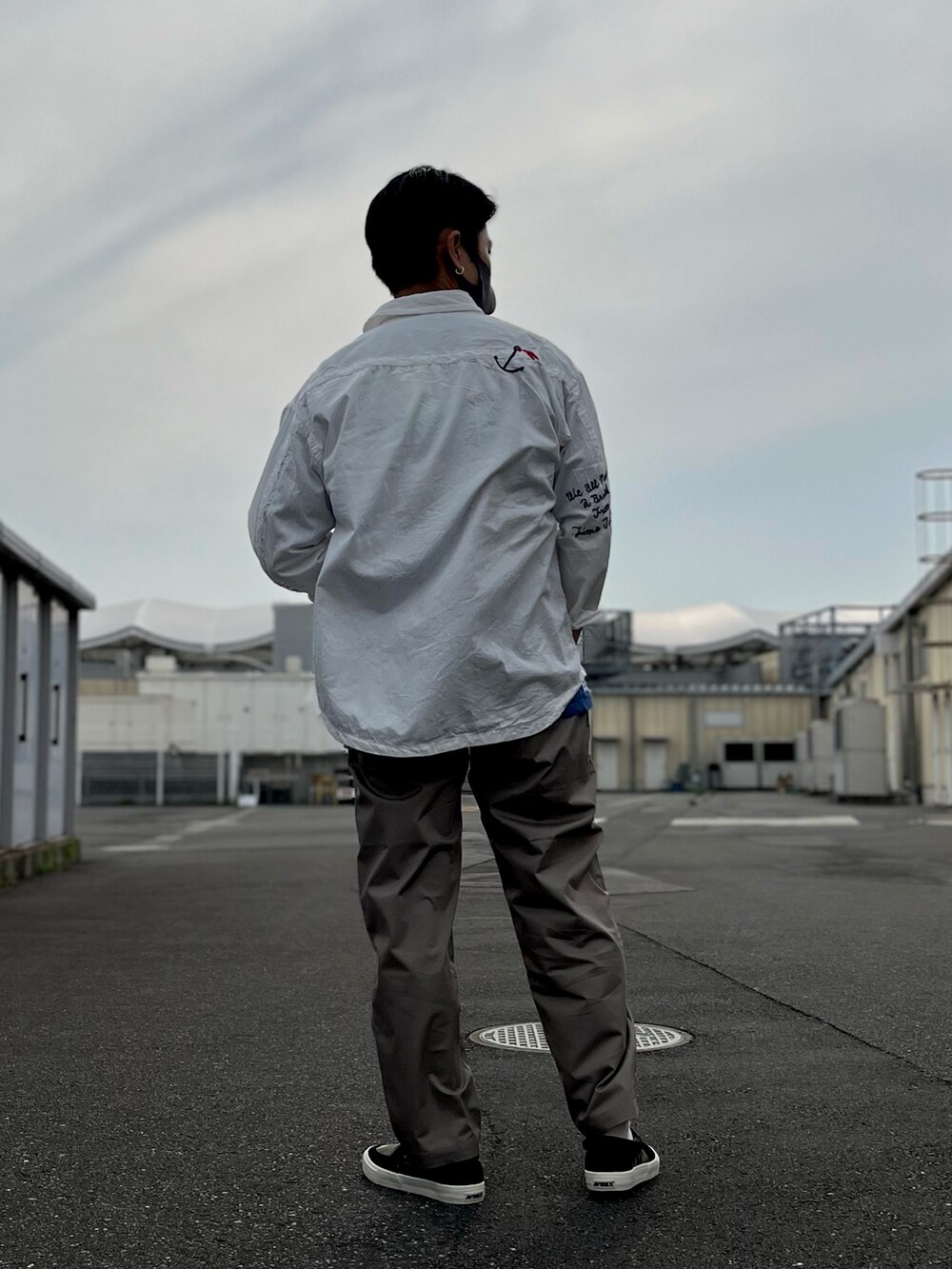 ホワイト系のシャツ/ブラウス、その他のスリッポンを着用したメンズの夏コーディネートの2枚目の写真