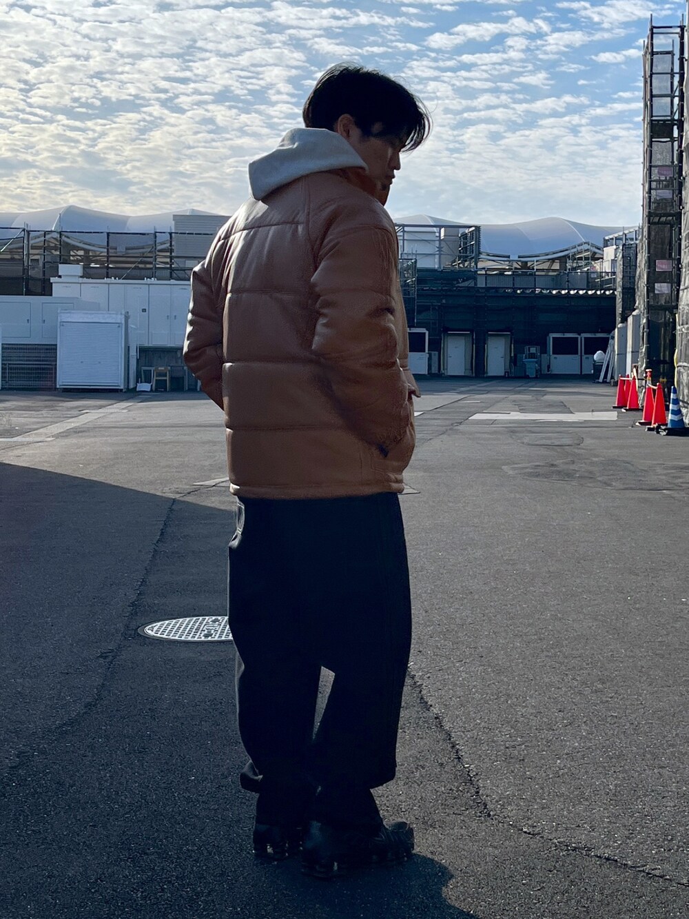 ブラウン系のジャケット/アウター、ベージュ系のパーカー、ブラック系のパンツを着用したメンズの秋コーディネートの4枚目の写真