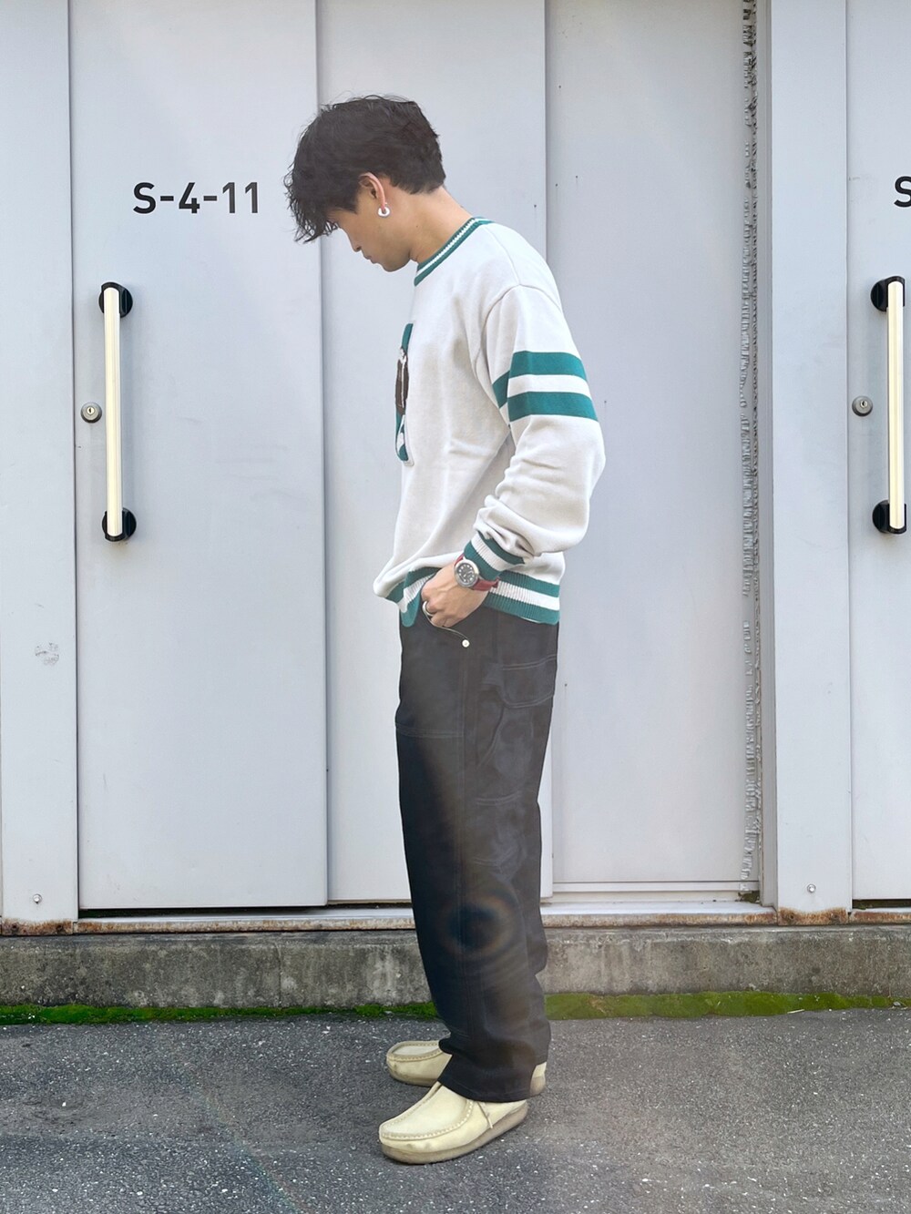 ブラック系のその他パンツ、ホワイト系のニット/セーターを着用したメンズの冬コーディネートの4枚目の写真