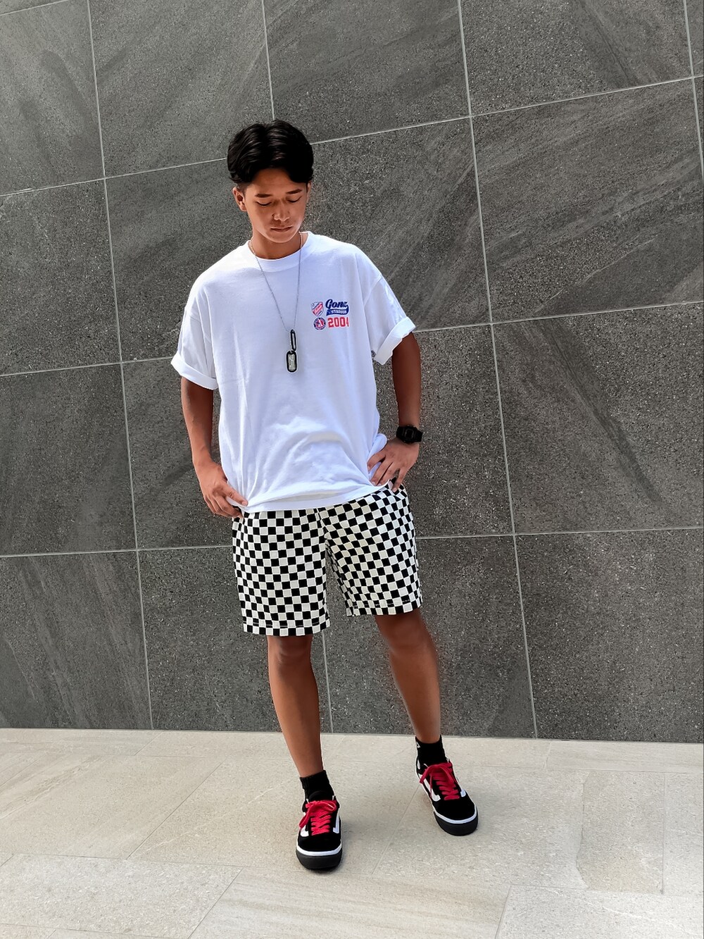 ホワイト系のTシャツ/カットソー、ホワイト系のその他パンツ、ブラック系のデジタル腕時計を着用したメンズの夏コーディネートの4枚目の写真