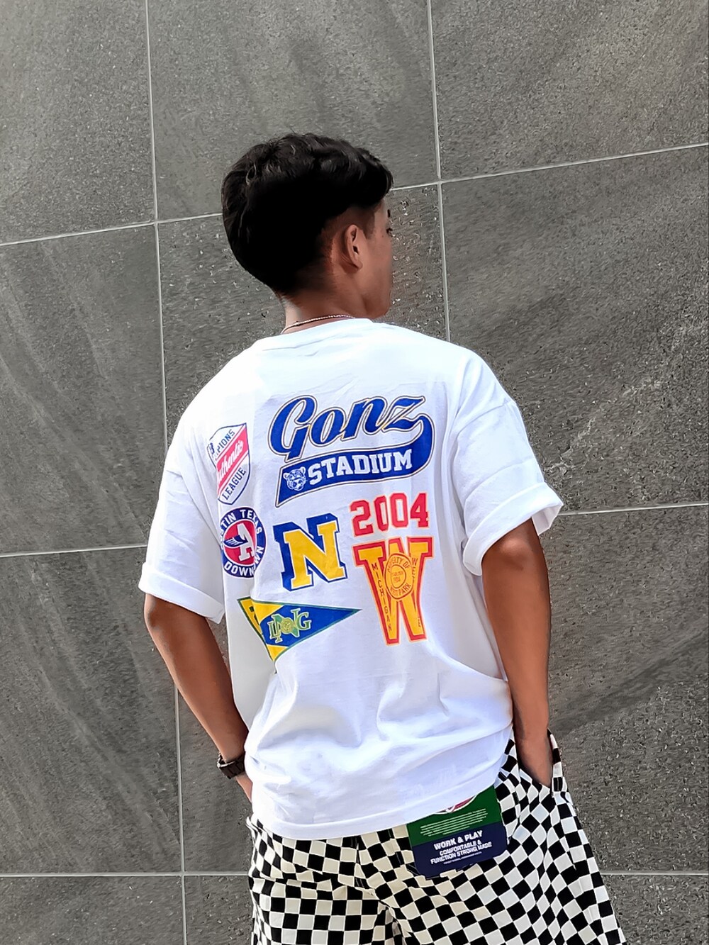 ホワイト系のTシャツ/カットソー、ホワイト系のその他パンツ、ブラック系のデジタル腕時計を着用したメンズの夏コーディネートの5枚目の写真