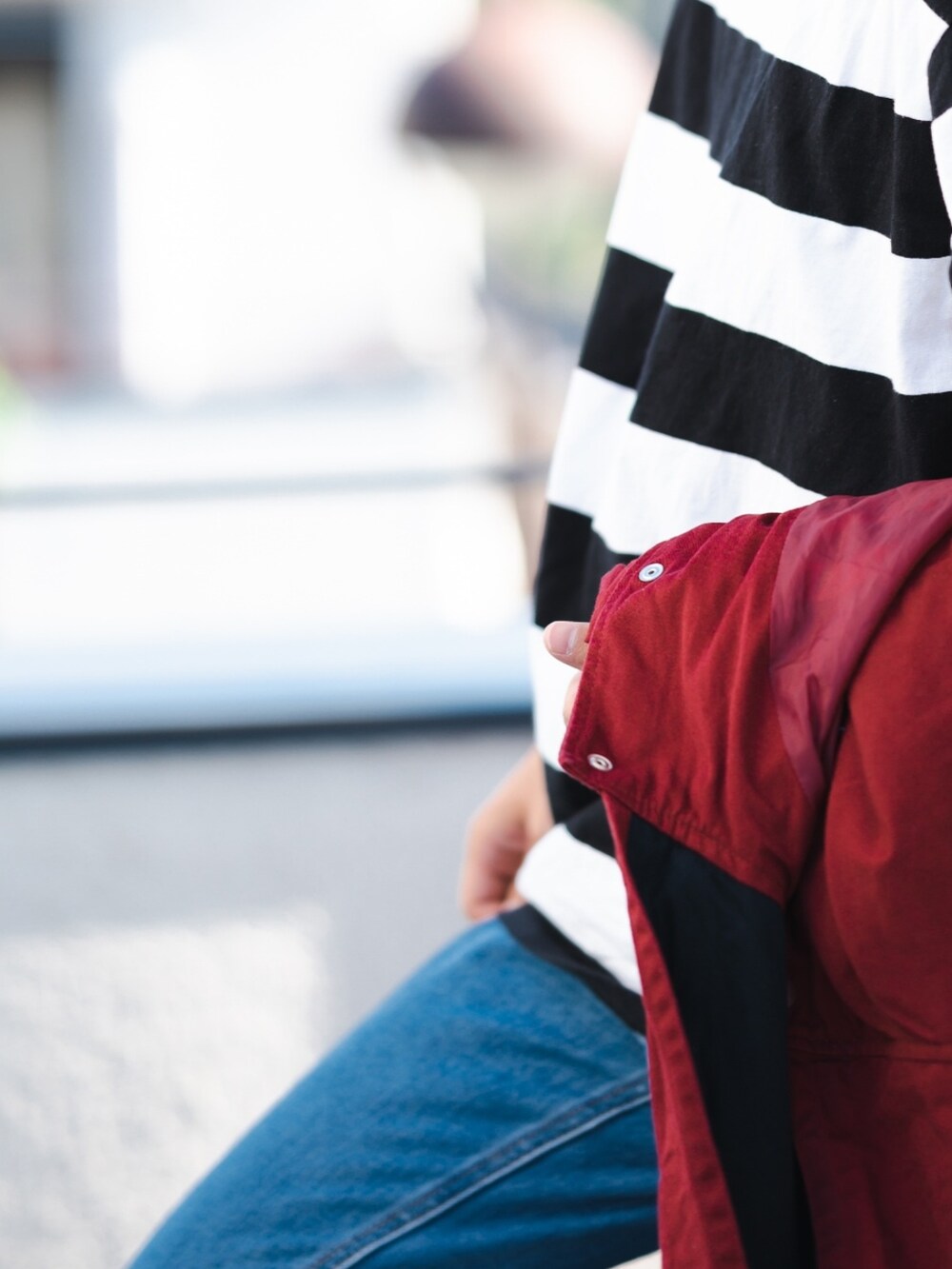 レッド系のスタジャン、ホワイト系のTシャツ/カットソー、ブラック系のバックパック/リュックを着用したメンズの秋コーディネートの5枚目の写真