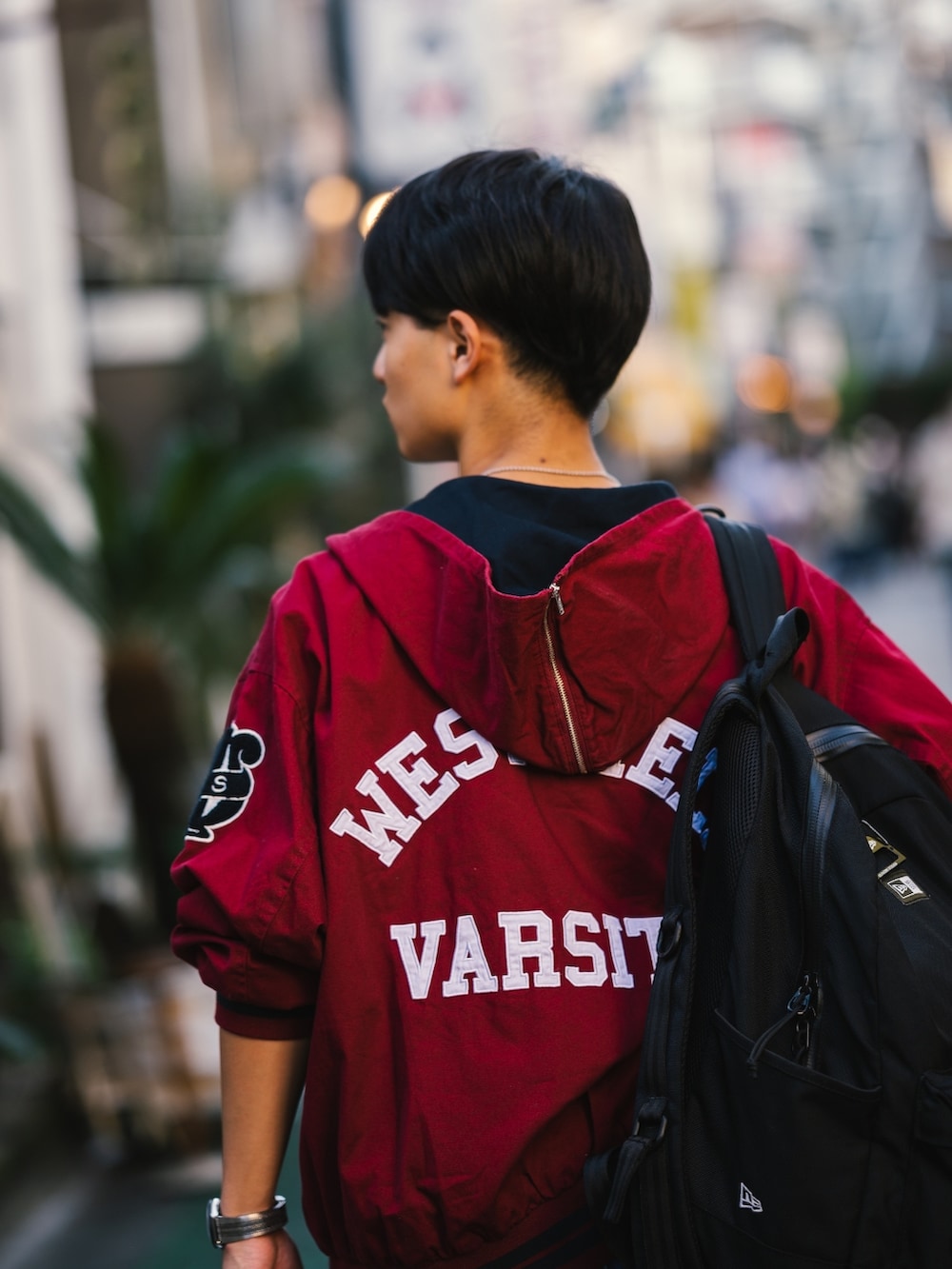 レッド系のスタジャン、ホワイト系のTシャツ/カットソー、ブラック系のバックパック/リュックを着用したメンズの秋コーディネートの2枚目の写真