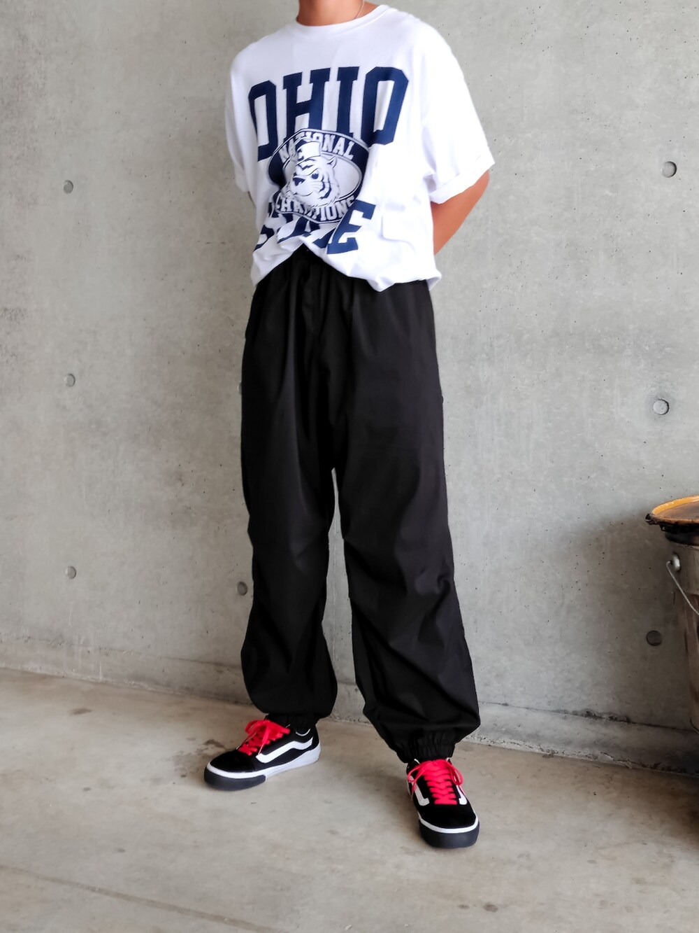 ホワイト系のTシャツ/カットソー、ブラック系のカーゴパンツ、グリーン系のキャップを着用したメンズの夏コーディネートの2枚目の写真