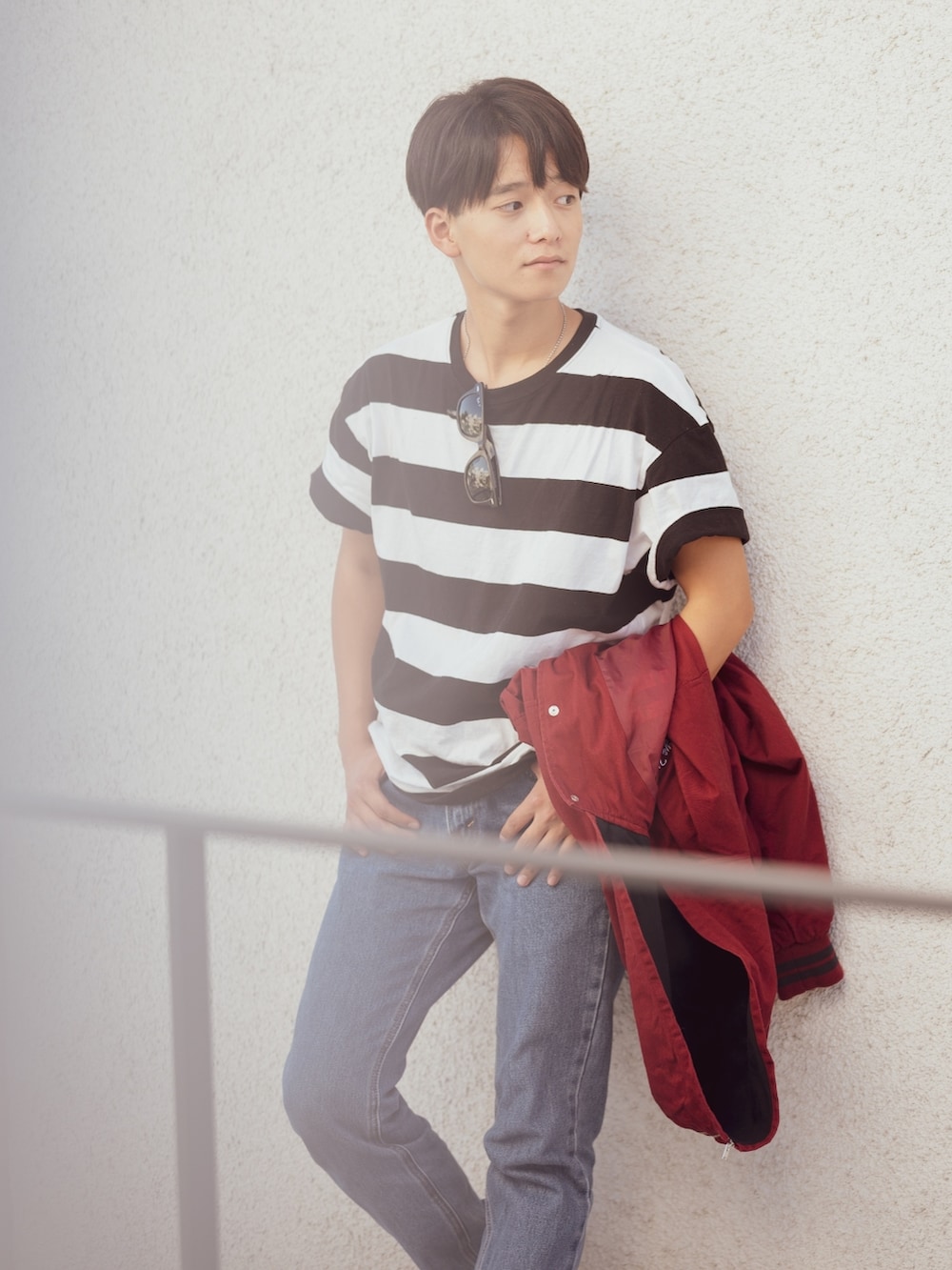 レッド系のスタジャン、ホワイト系のTシャツ/カットソー、ブラック系のバックパック/リュックを着用したメンズの秋コーディネートの4枚目の写真