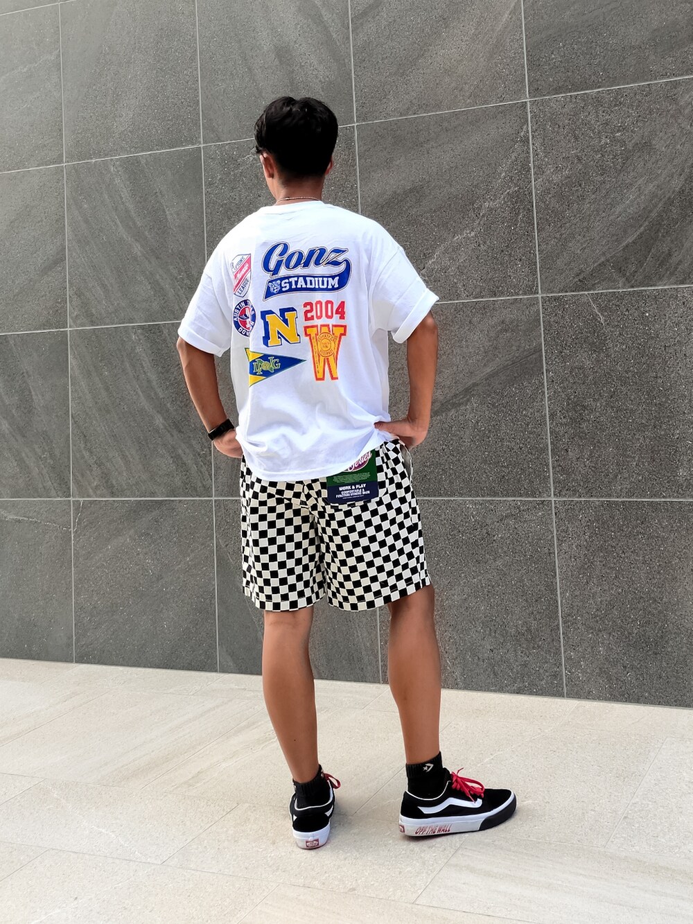 ホワイト系のTシャツ/カットソー、ホワイト系のその他パンツ、ブラック系のデジタル腕時計を着用したメンズの夏コーディネートの3枚目の写真