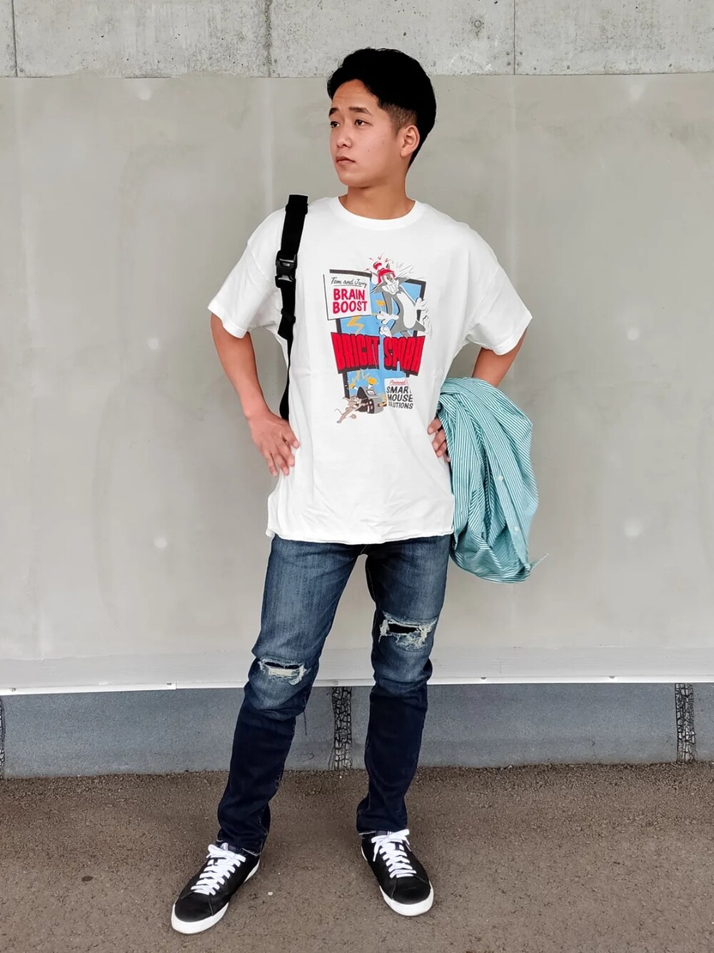 ブルー系のデニムパンツ、グリーン系のシャツ/ブラウス、ホワイト系のTシャツ/カットソーを着用したメンズの春コーディネートの4枚目の写真