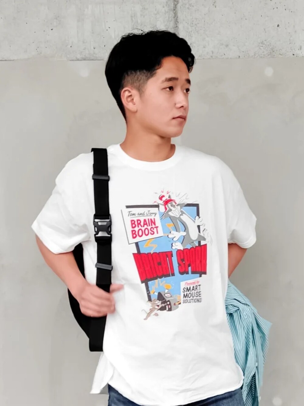 ブルー系のデニムパンツ、グリーン系のシャツ/ブラウス、ホワイト系のTシャツ/カットソーを着用したメンズの春コーディネートの5枚目の写真