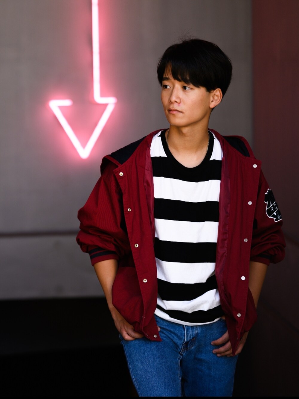 レッド系のスタジャン、ホワイト系のTシャツ/カットソー、ブラック系のバックパック/リュックを着用したメンズの秋コーディネートの3枚目の写真