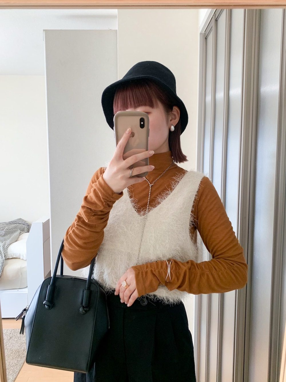 ホワイト系のTシャツ/カットソー、イエロー系のTシャツ/カットソー、ブラック系のパンツを着用したレディースの秋コーディネートの2枚目の写真