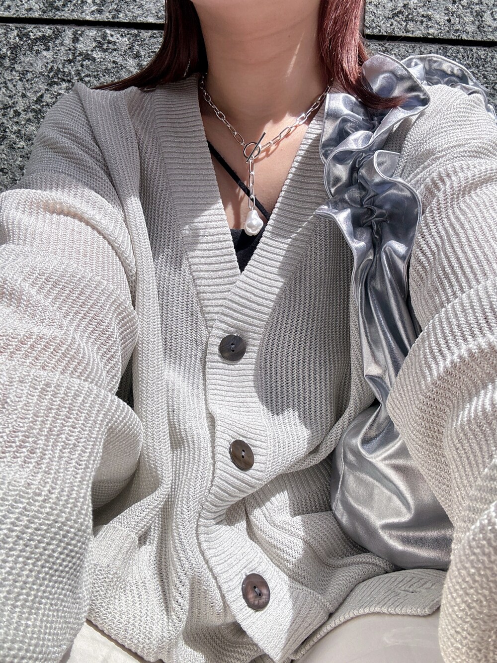 グレー系のカーディガン/ボレロ、ブラック系のキャミソール、ホワイト系のカーゴパンツを着用したレディースの春コーディネートの2枚目の写真