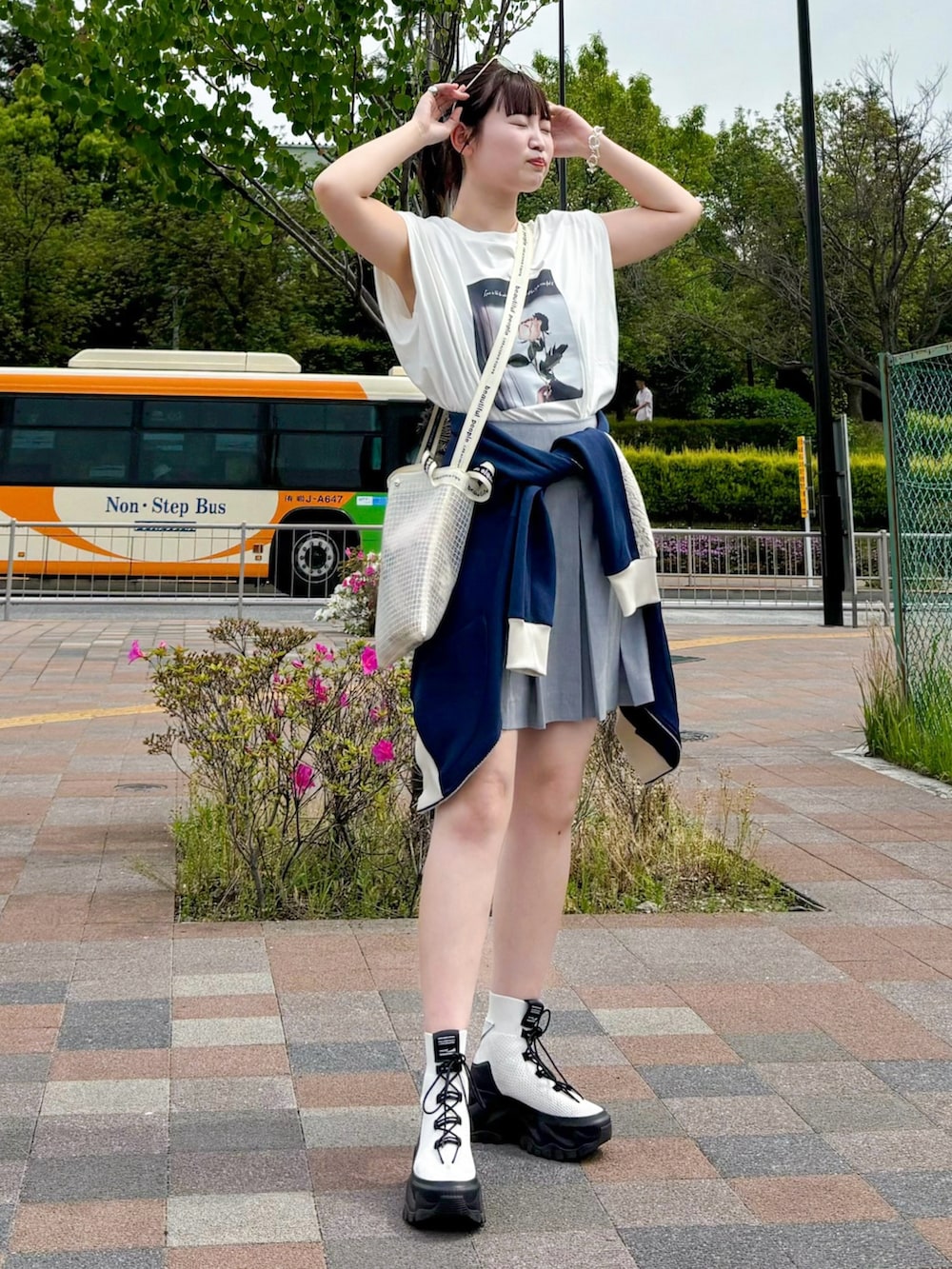 ブルー系のトップス、ホワイト系のTシャツ/カットソー、グレー系のスカートを着用したレディースの夏コーディネートの2枚目の写真