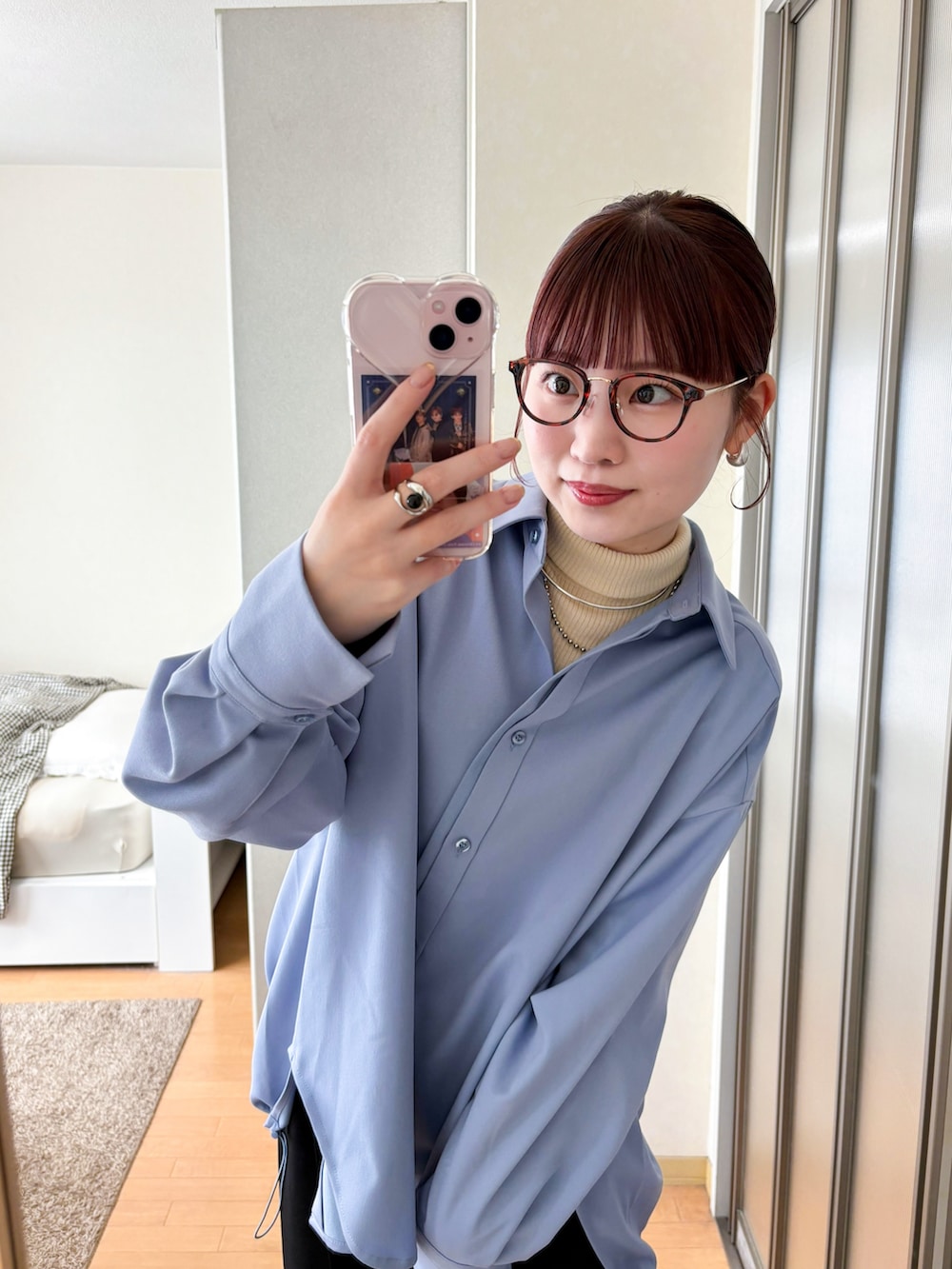 ブルー系のシャツ/ブラウス、ブラック系のスラックス、ホワイト系のトートバッグを着用したレディースの冬コーディネートの2枚目の写真