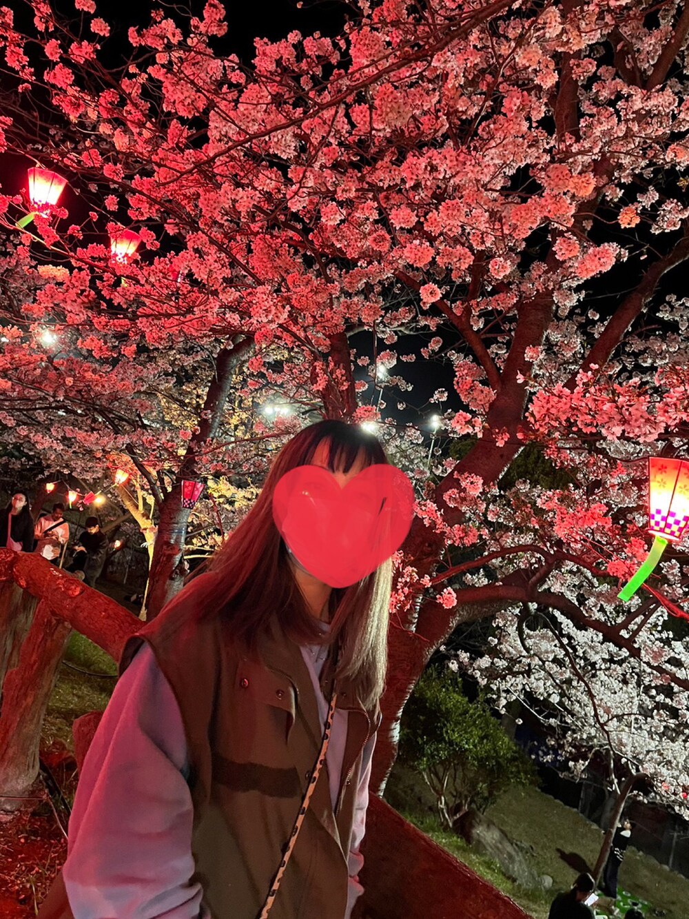 ブルー系のスウェット、グリーン系のミリタリージャケットを着用したレディースの春コーディネートの2枚目の写真