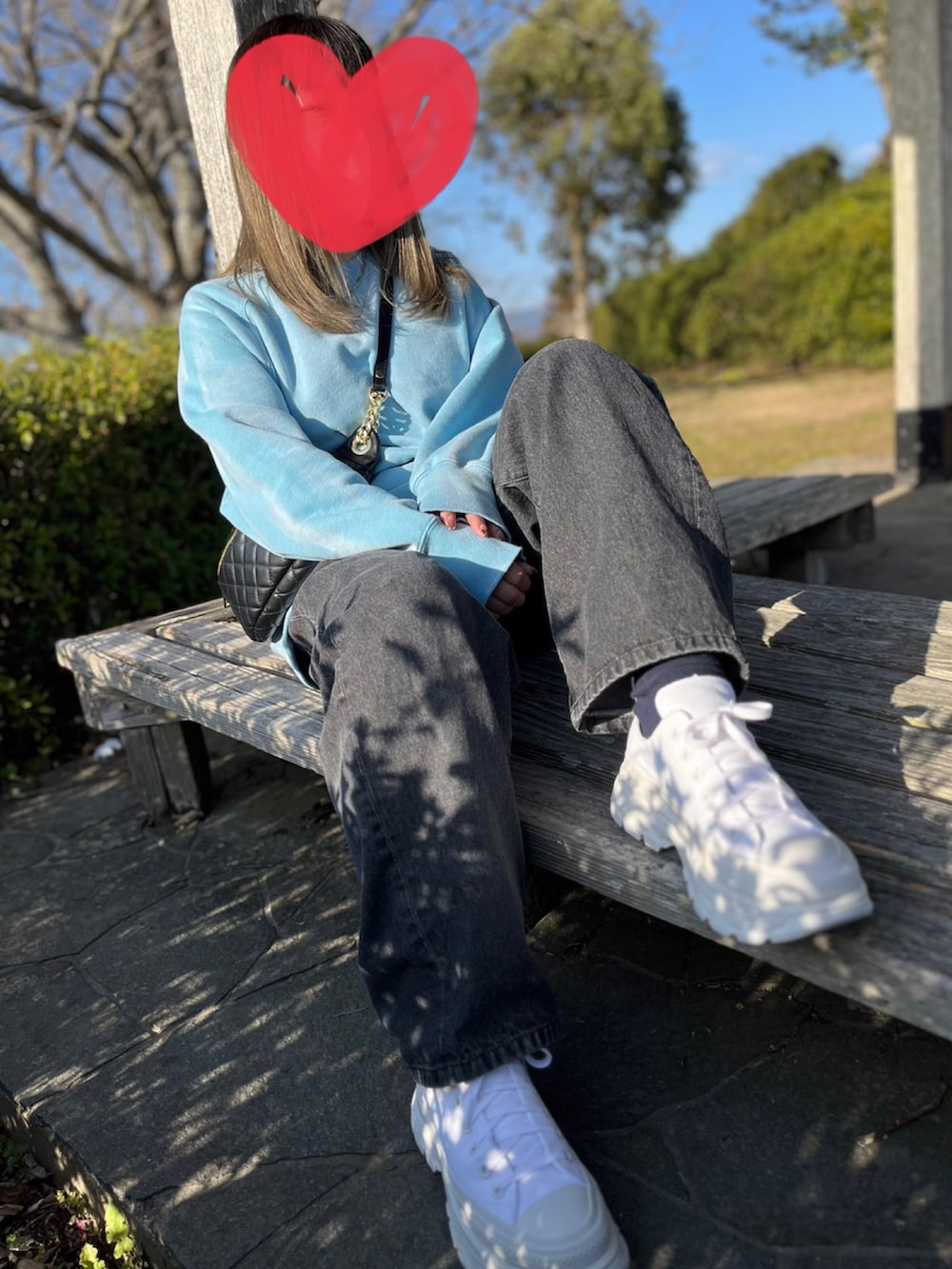「JEANASISのワイドカーブデニムパンツ/181385（デニムパンツ、ブラック系）」を使った、マッキーさん（レディース・154cm）の春コーディネートの2枚目の写真