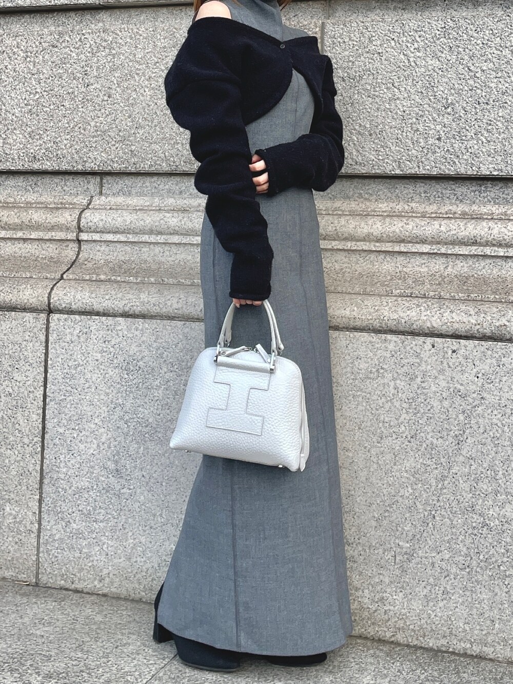 ホワイト系のトートバッグを着用したレディースの冬コーディネートの2枚目の写真