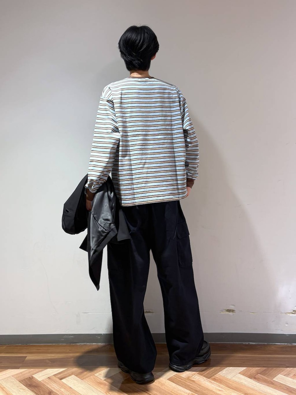 ブラック系のテーラードジャケット、ブラック系のローファー、ブルー系のTシャツ/カットソーを着用したメンズの春コーディネートの8枚目の写真