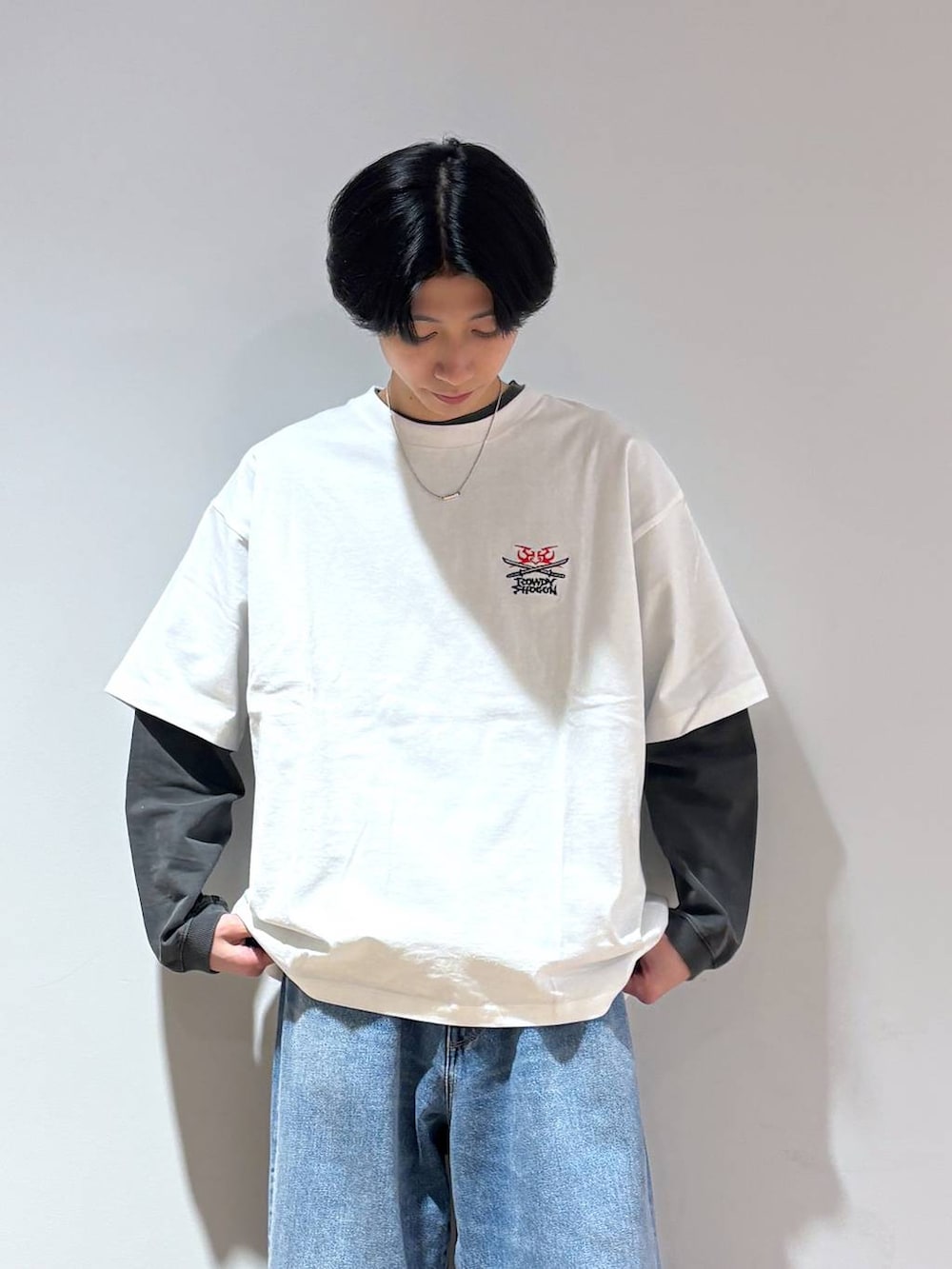 ブルー系のデニムパンツ、その他のスウェット、ホワイト系のTシャツ/カットソーを着用したメンズの春コーディネートの3枚目の写真