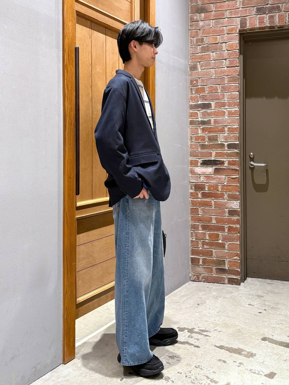 ブルー系のデニムパンツ、ブラック系のローファー、ブルー系のテーラードジャケットを着用したメンズの冬コーディネートの4枚目の写真