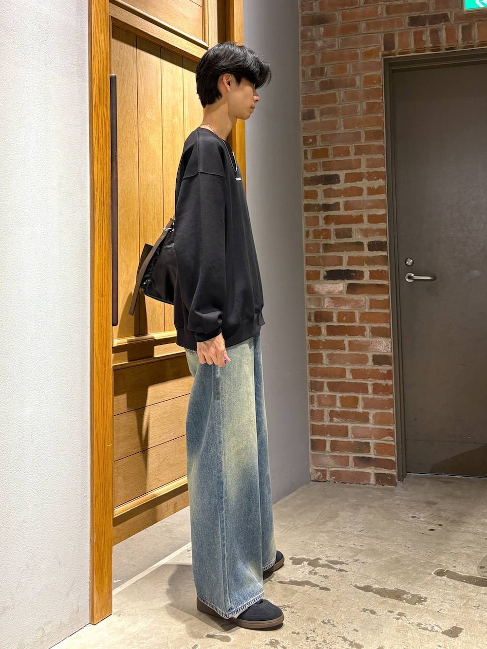 ブラック系のスニーカー、その他のショルダーバッグ、ブルー系のデニムパンツを着用したメンズの秋コーディネートの4枚目の写真