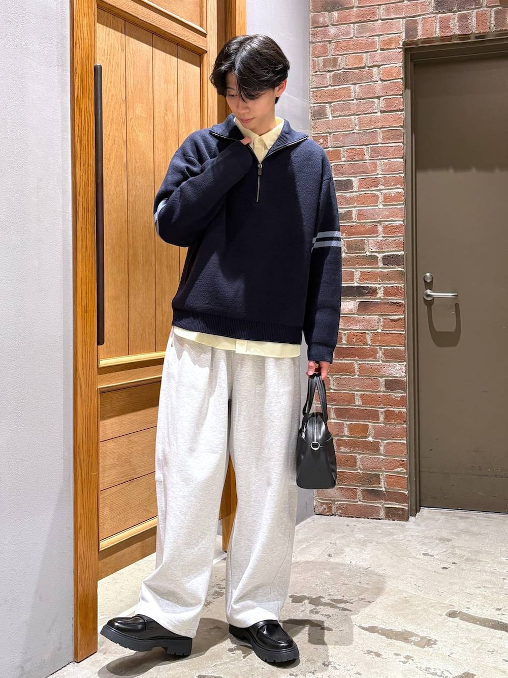 ブラック系のドレスシューズ、グレー系のスウェットパンツ、イエロー系のシャツ/ブラウスを着用したメンズの冬コーディネートの2枚目の写真