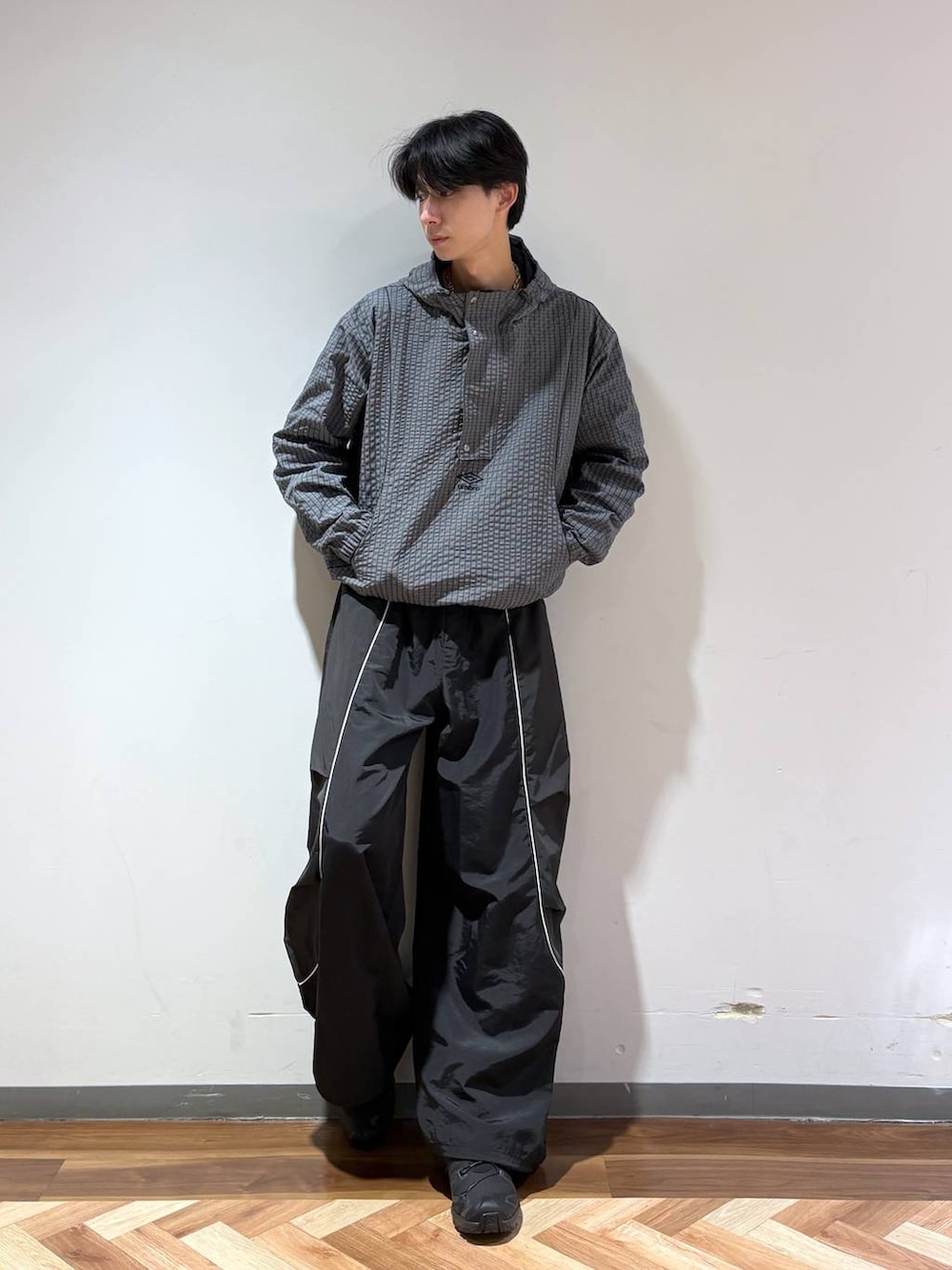 グレー系のブルゾン、ブラック系のその他パンツ、ブラック系のスニーカーを着用したメンズの秋コーディネートの2枚目の写真
