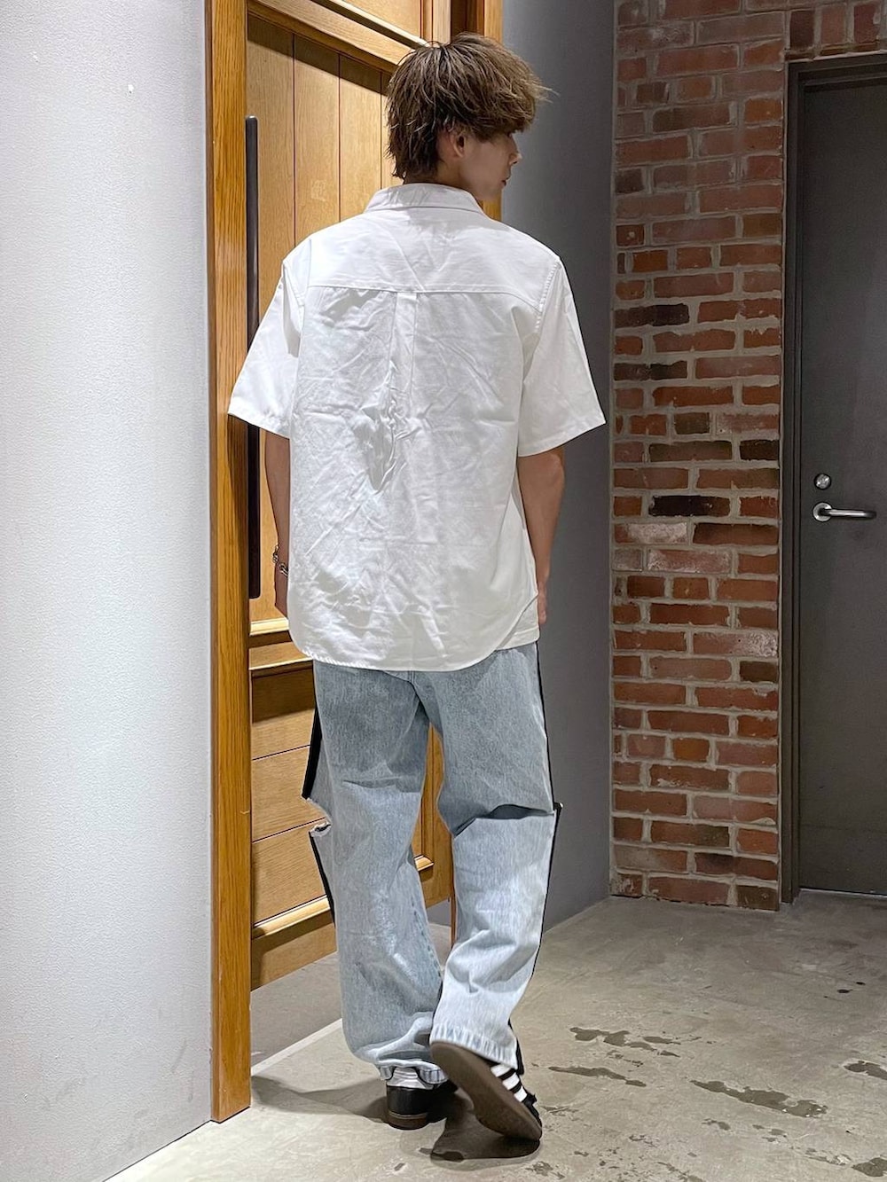 ホワイト系のシャツ/ブラウス、ブルー系のデニムパンツを着用したメンズの春コーディネートの4枚目の写真