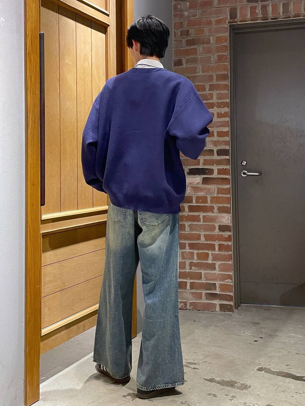 ホワイト系のシャツ/ブラウス、ブルー系のデニムパンツ、ブルー系のカーディガン/ボレロを着用したメンズの春コーディネートの4枚目の写真