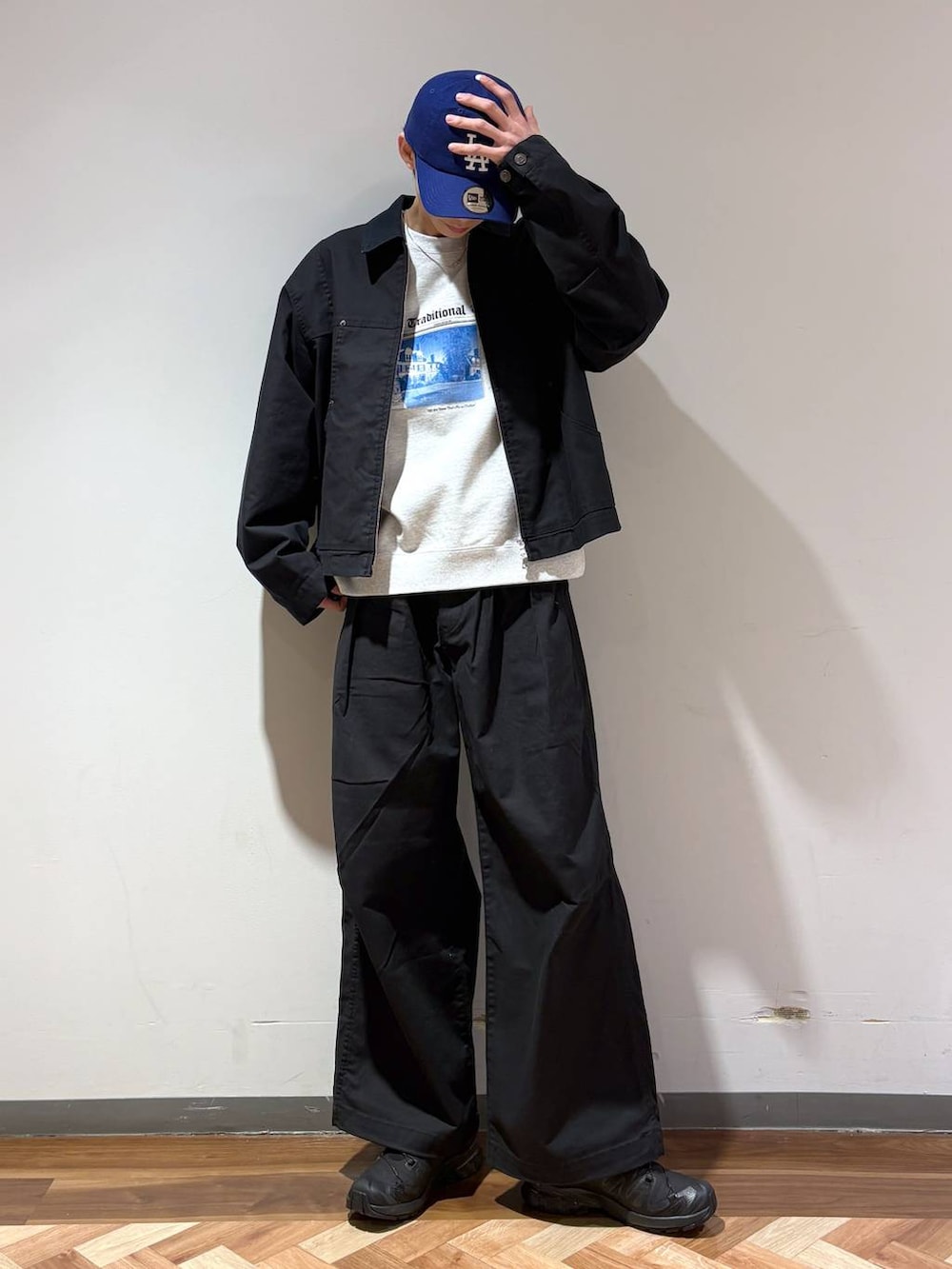 ブラック系のスニーカー、グレー系のスウェット、ブラック系のスラックスを着用したメンズの春コーディネートの3枚目の写真