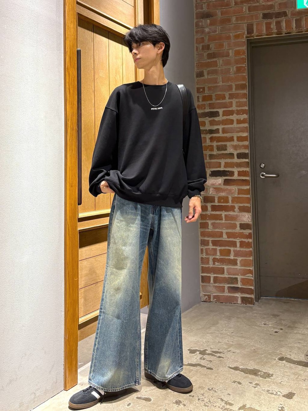 ブラック系のスニーカー、その他のショルダーバッグ、ブルー系のデニムパンツを着用したメンズの秋コーディネートの3枚目の写真