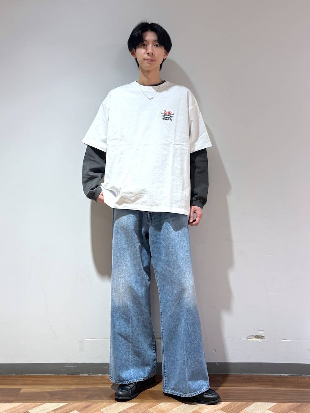 ブルー系のデニムパンツ、その他のスウェット、ホワイト系のTシャツ/カットソーを着用したメンズの春コーディネートの5枚目の写真