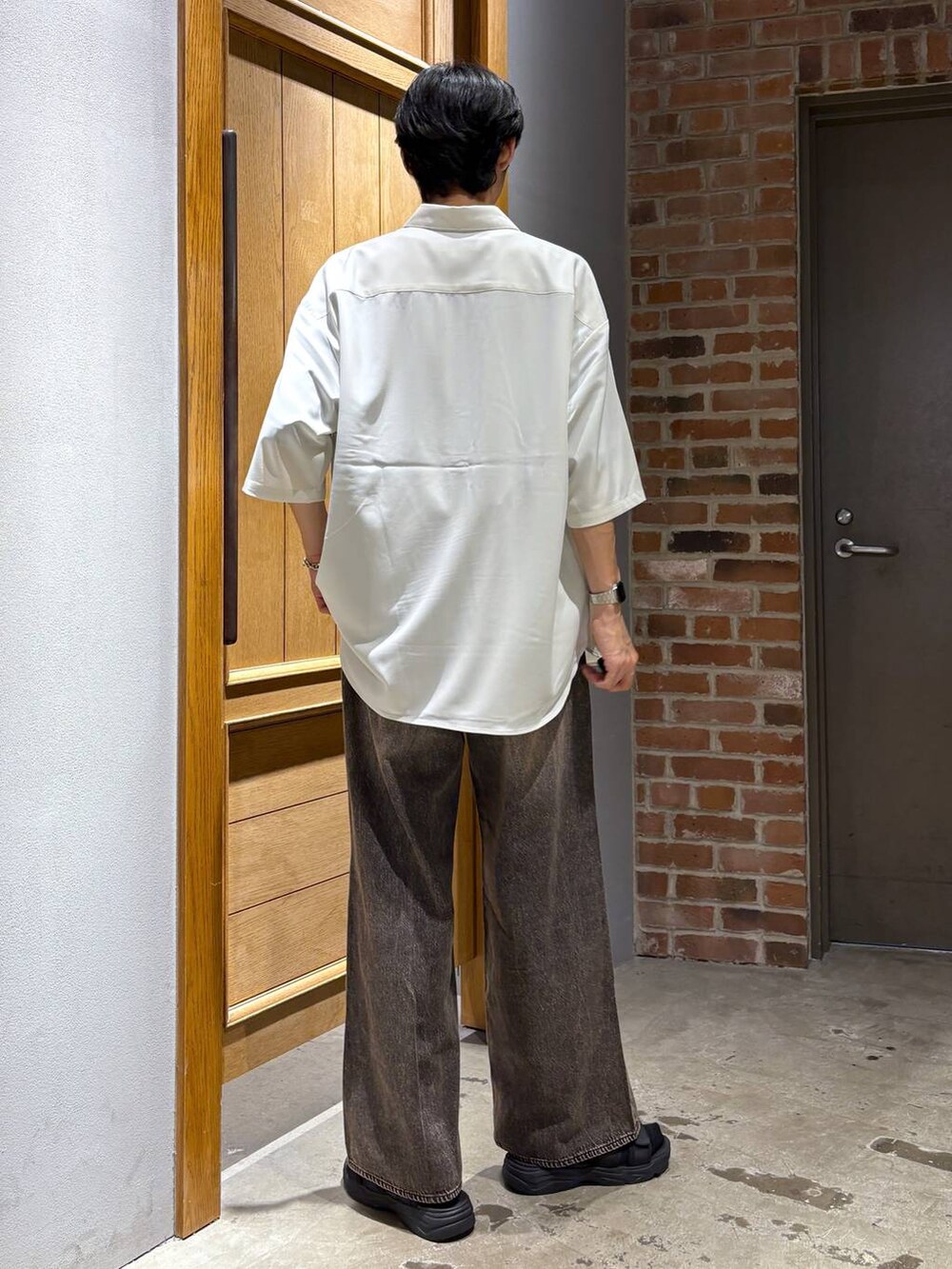 ホワイト系のシャツ/ブラウス、グレー系のデニムパンツ、その他のTシャツ/カットソーを着用したメンズの夏コーディネートの3枚目の写真