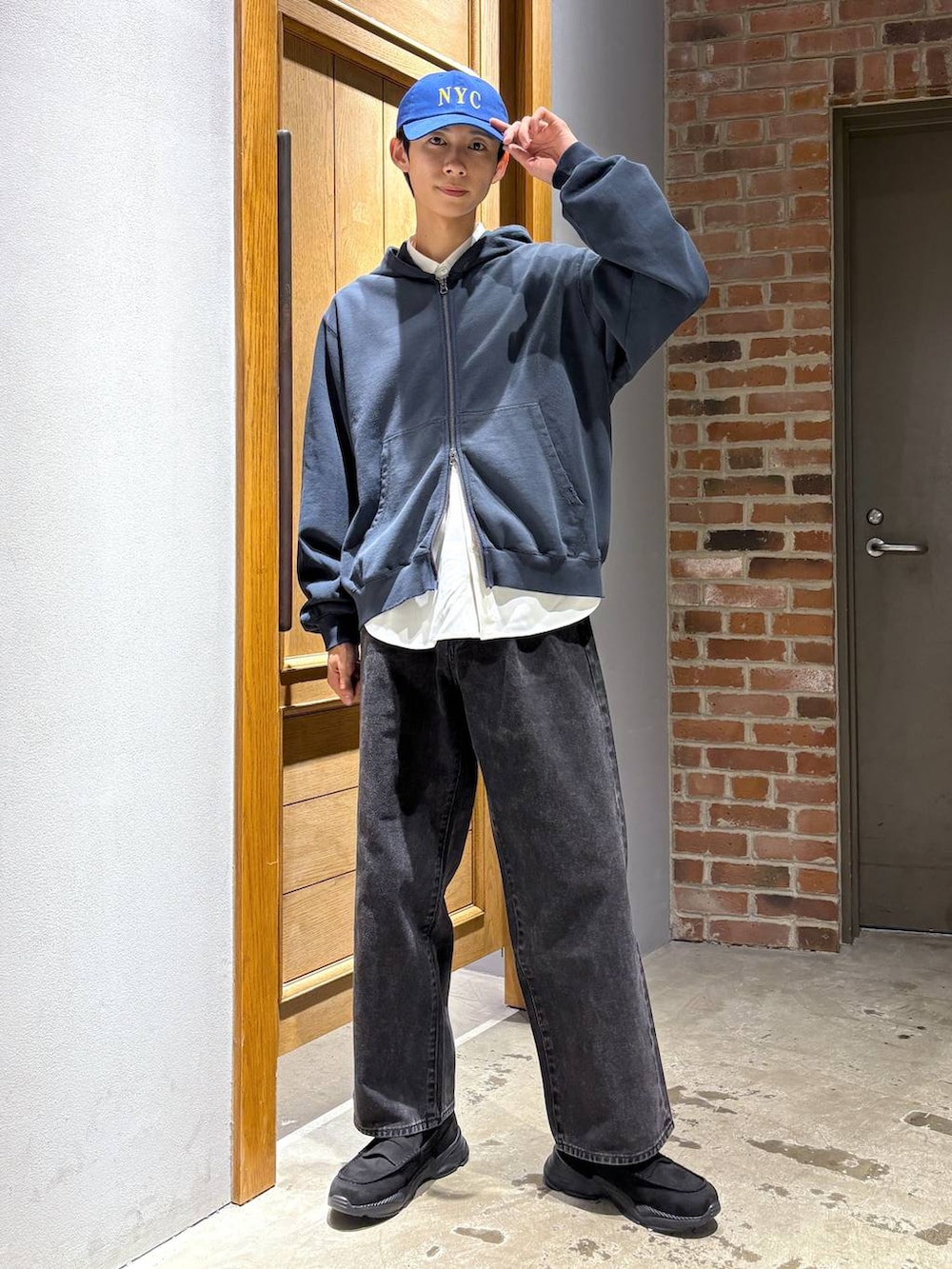 ホワイト系のシャツ/ブラウス、ブラック系のデニムパンツ、ブラック系のローファーを着用したメンズの秋コーディネートの2枚目の写真