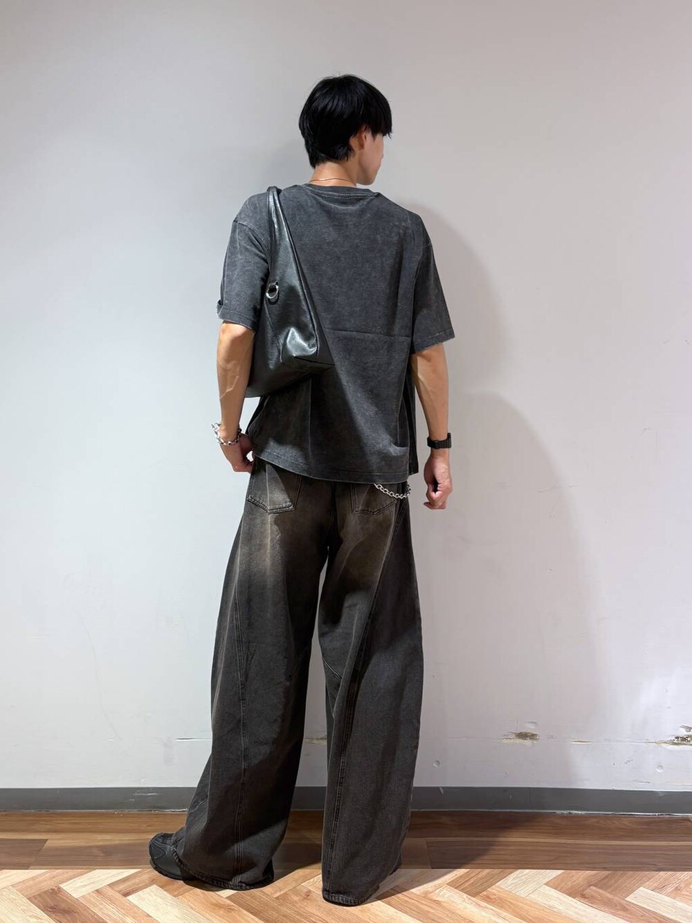 グレー系のTシャツ/カットソー、ブラック系のトートバッグ、ブラック系のデニムパンツを着用したメンズの夏コーディネートの5枚目の写真