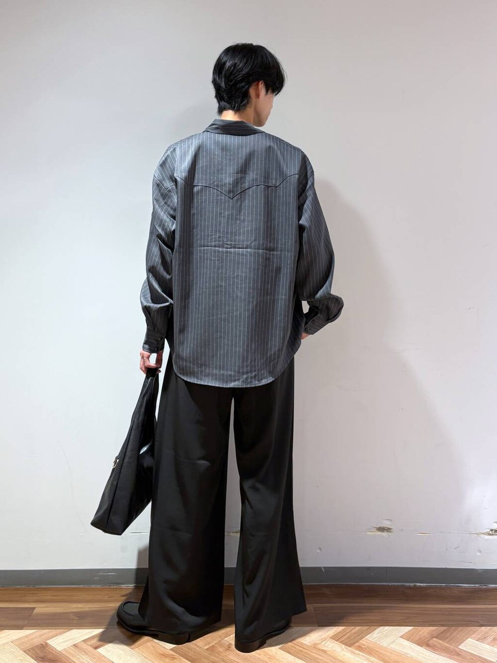 ブラック系のスラックス、グレー系のシャツ/ブラウス、ブラック系のローファーを着用したメンズの秋コーディネートの5枚目の写真